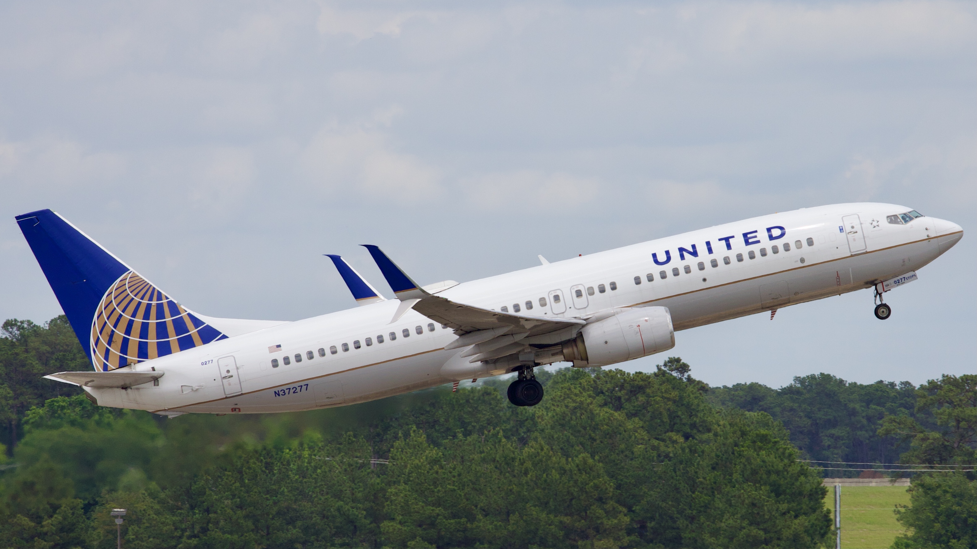 Full size: United Airlines Boeing 737-800 N37277 at Houston-George Bush Intercontinental Airport