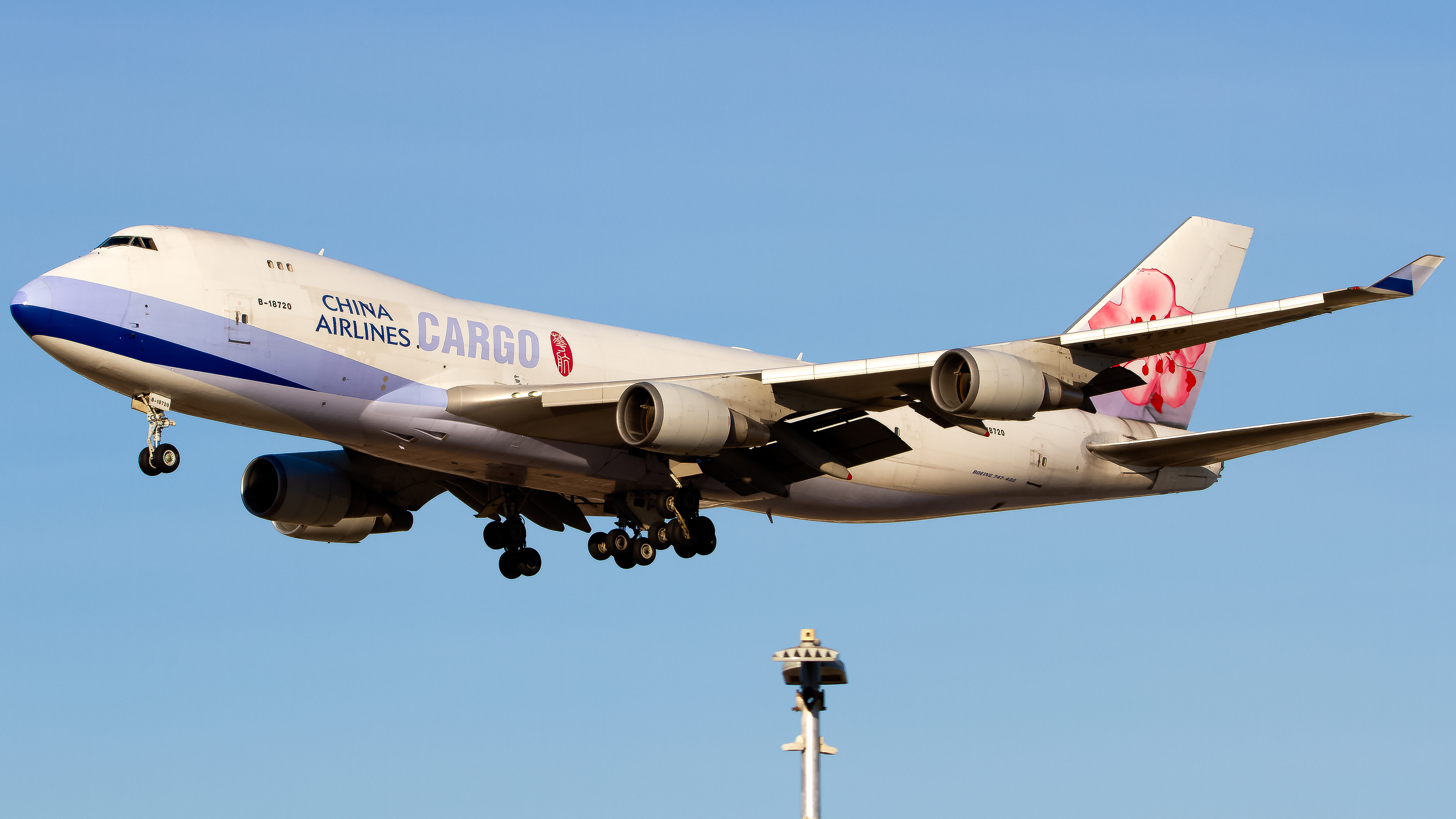 Full size: China Airlines Cargo Boeing 747-400F B-18720 at Los Angeles International Airport