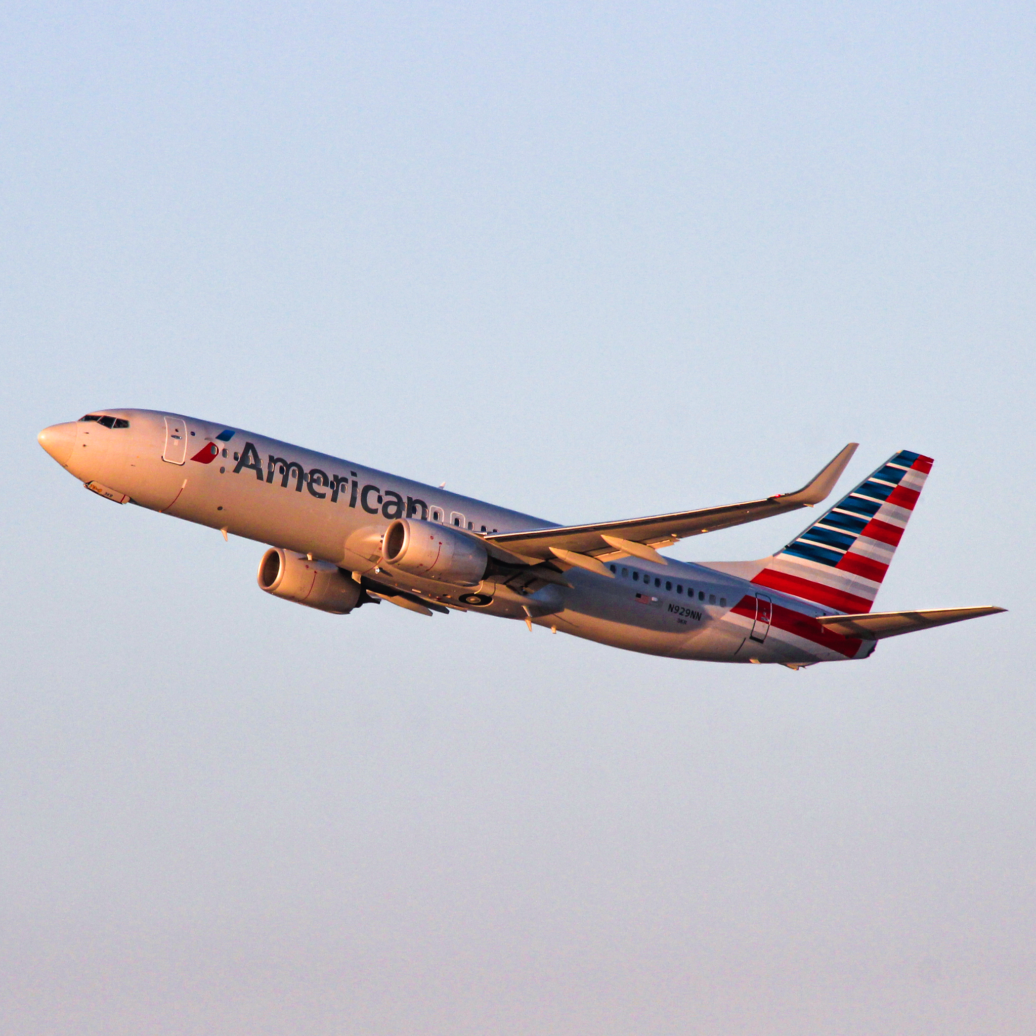 Full size: American Airlines Boeing 737-800 N929NN at Los Angeles International Airport