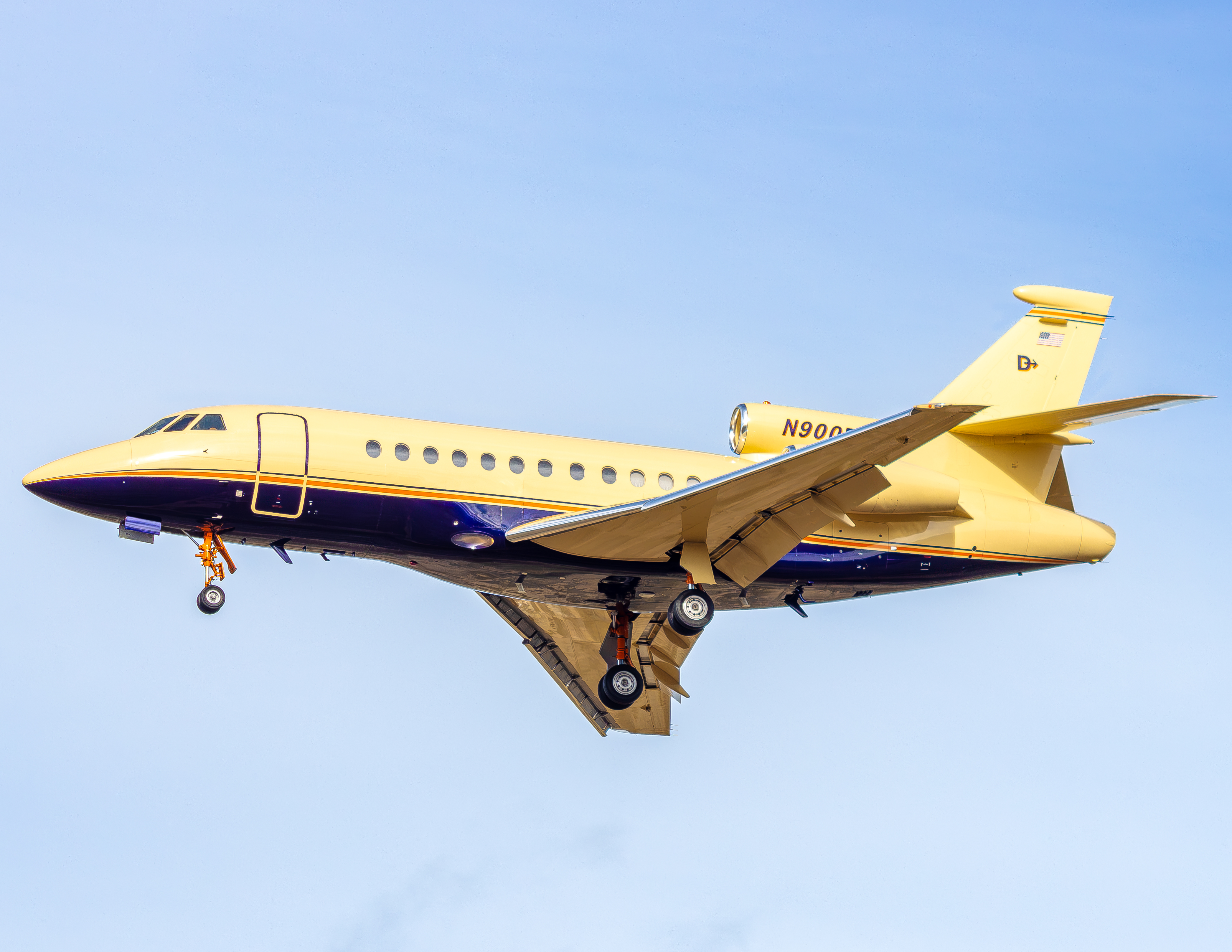 Full size: PRIVATE Dassault Falcon 900 N900D at Roberts Field Airport