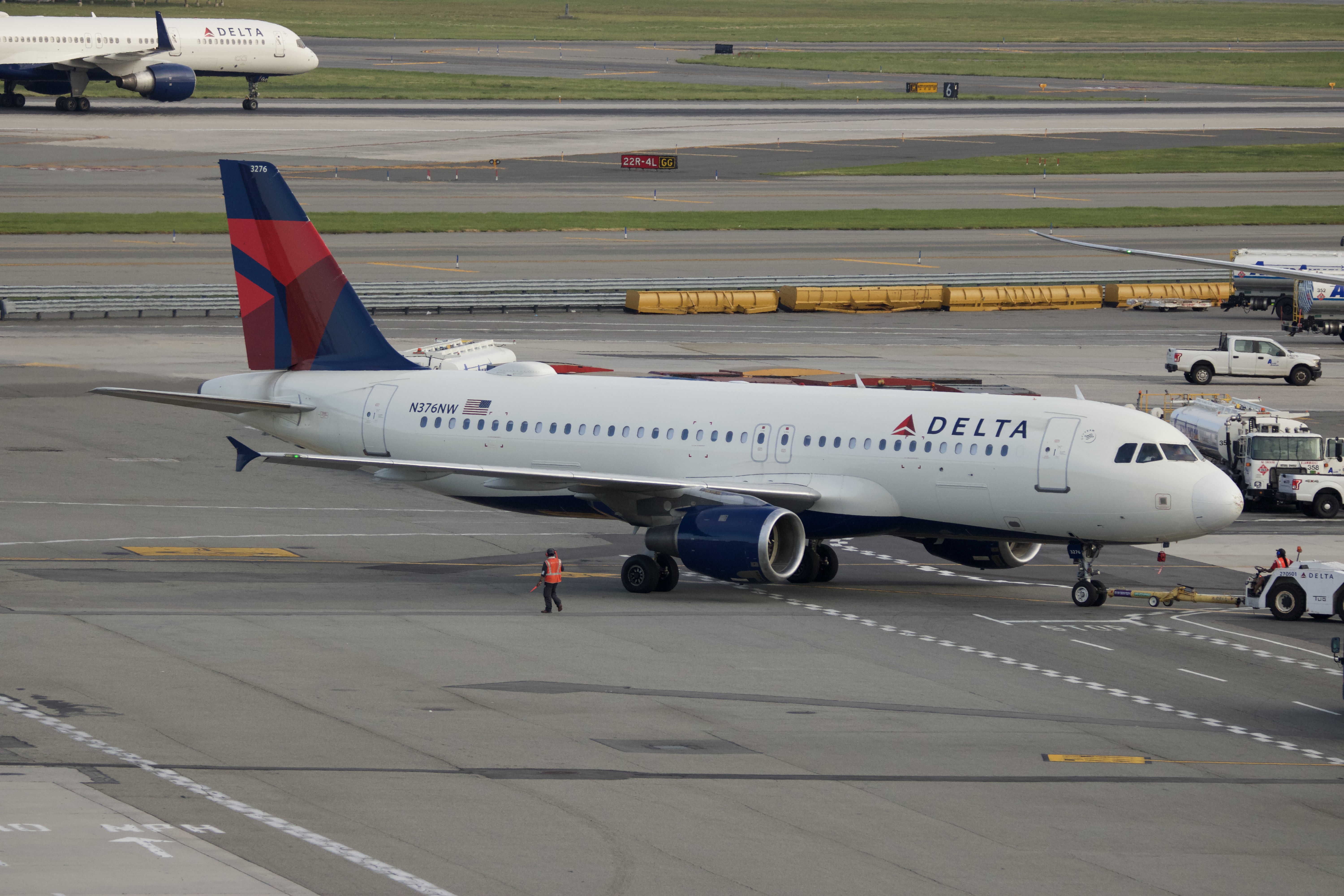 Full size: Delta Airlines Airbus A320 N376NW at John F. Kennedy International Airport