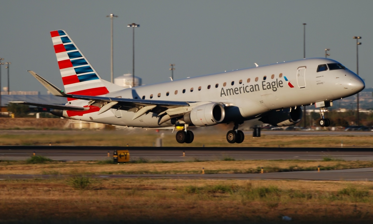 Full size: American Airlines Embraer E175 N255NN at Dallas-Fort Worth International Airport
