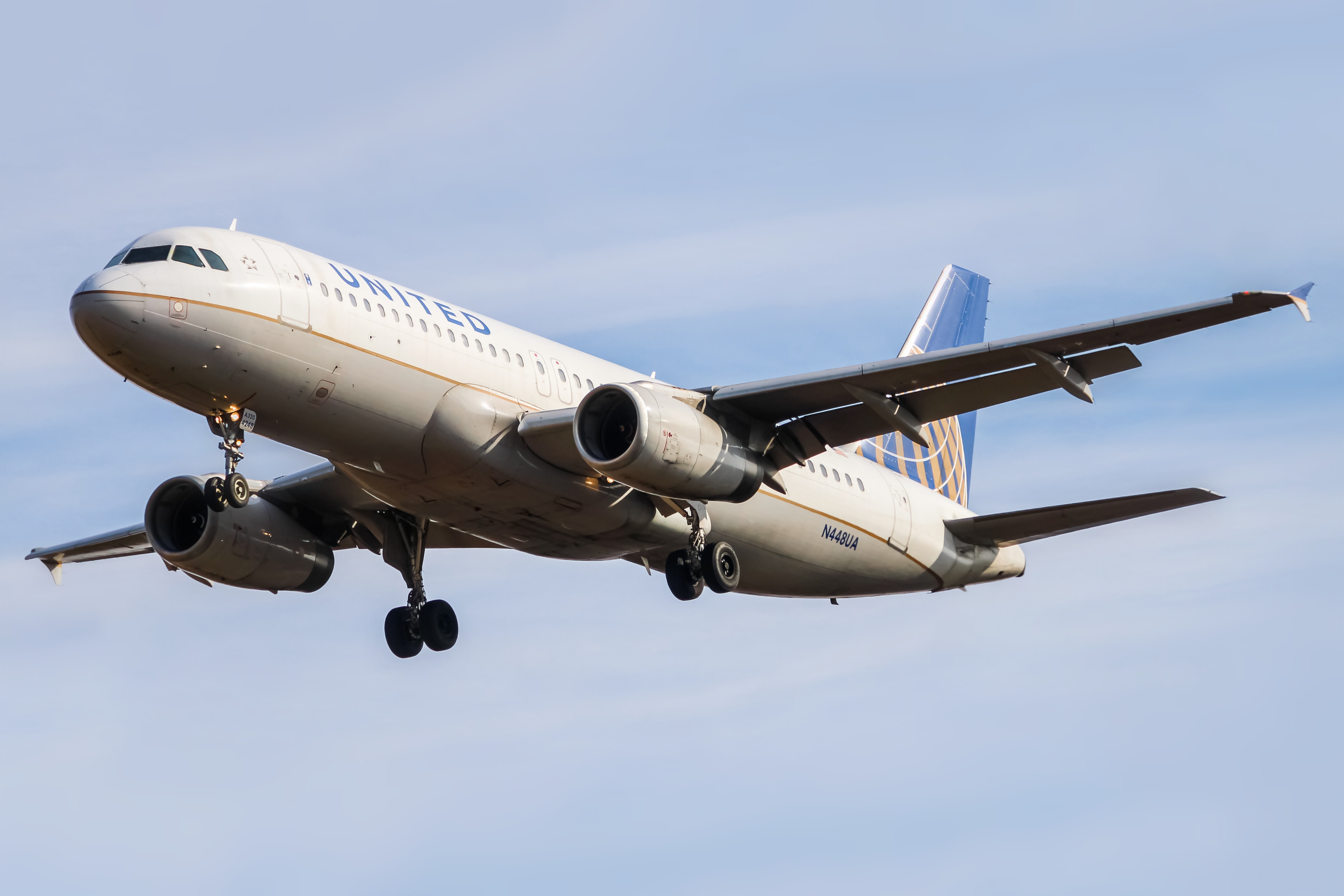Full size: United Airlines Airbus A320 N448UA at Washington Dulles International Airport