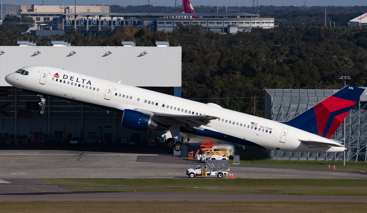 Full size: Delta Airlines Boeing 757-200 N670DN  at Tampa International Airport