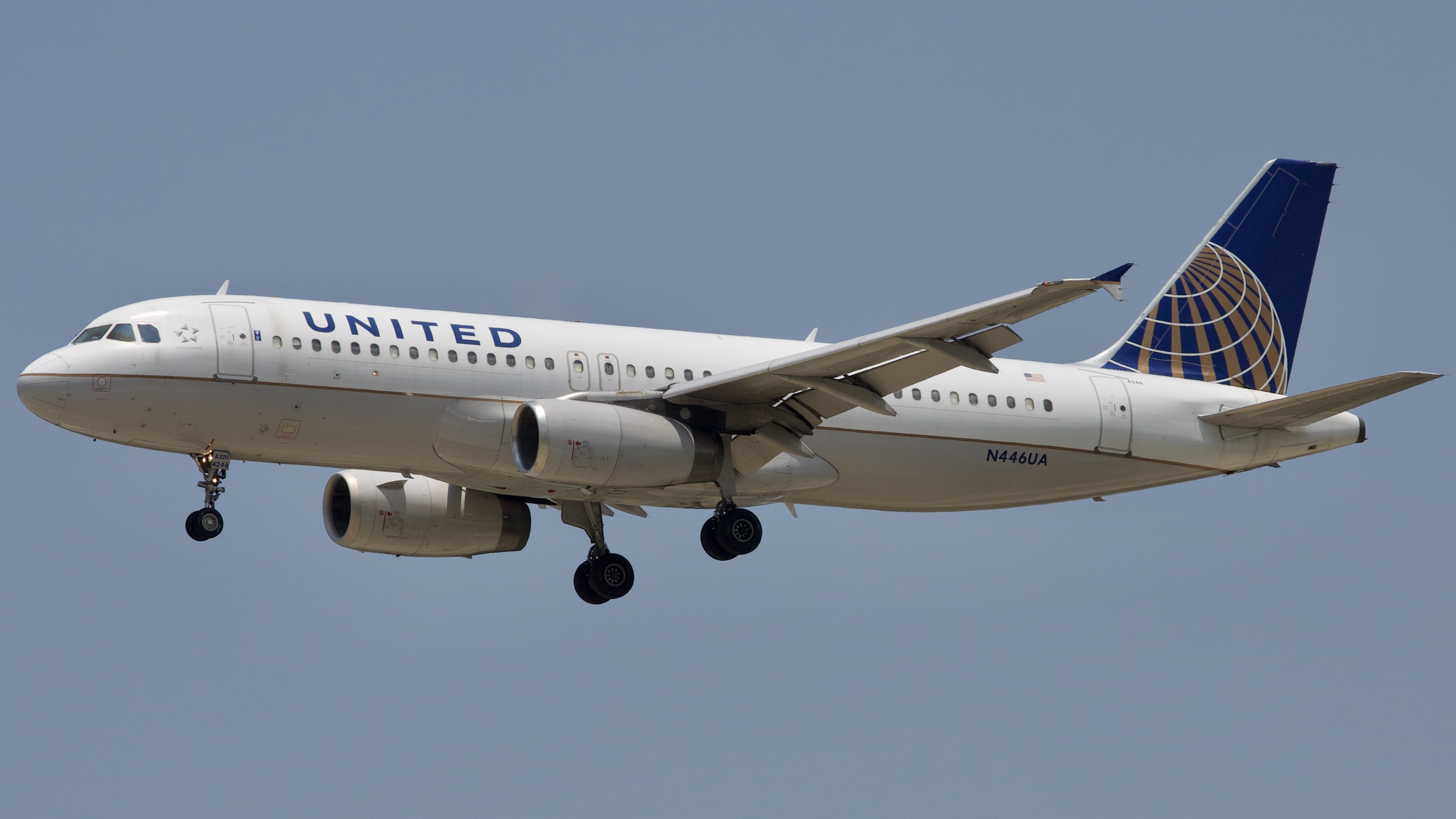 Full size: United Airlines Airbus A320 N466UA at Houston-George Bush Intercontinental Airport