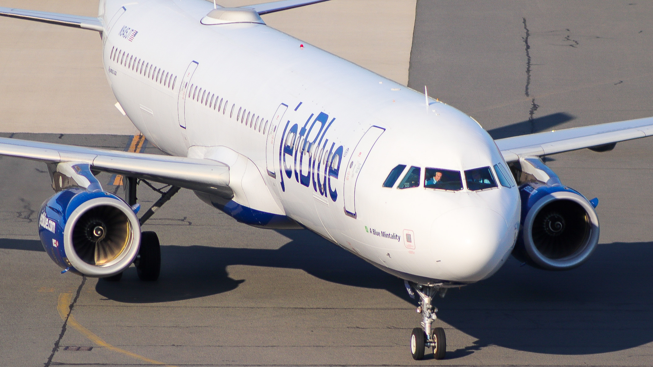 Full size: JetBlue Airways Airbus A321-200 N984JT at General Edward Lawrence Logan International Airport