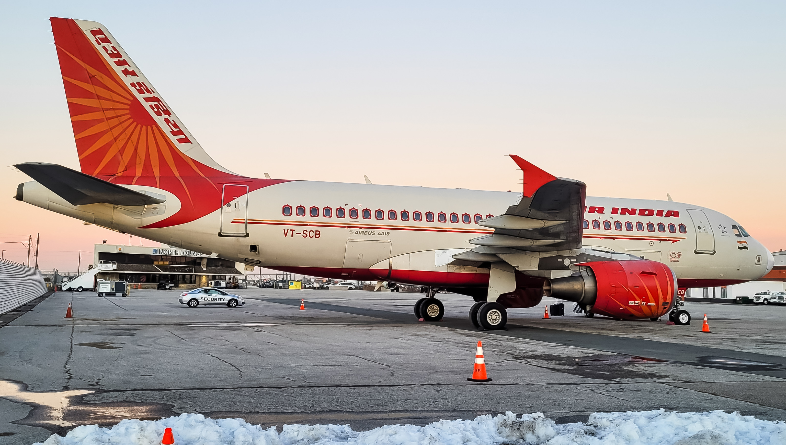 Full size: Air India Airbus A319-112 VT-SCB at Lester B Pearson International Airport