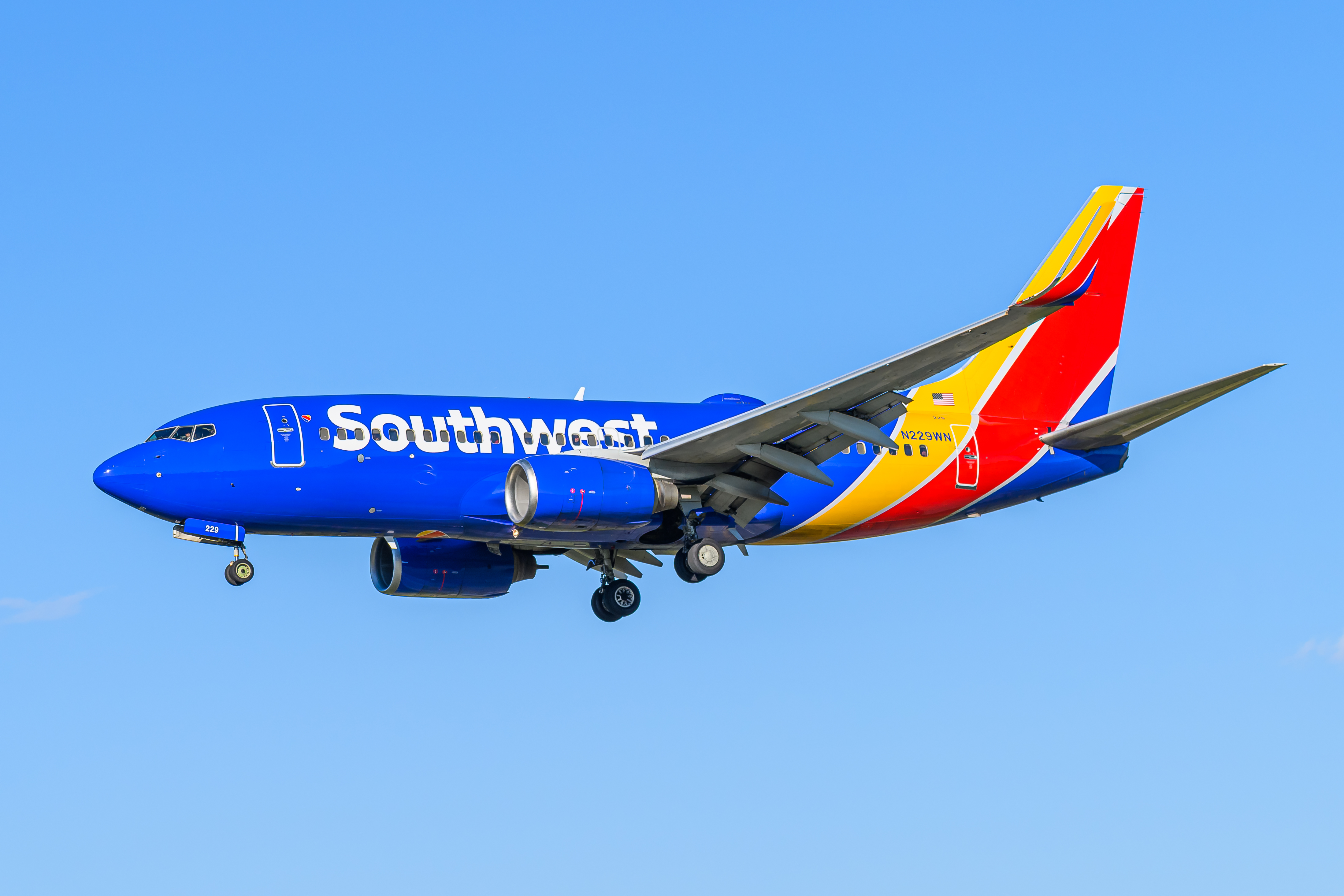 Full size: Southwest Airlines Boeing 737-700 N229WN at Baltimore/Washington International Thurgood Marshall Airport