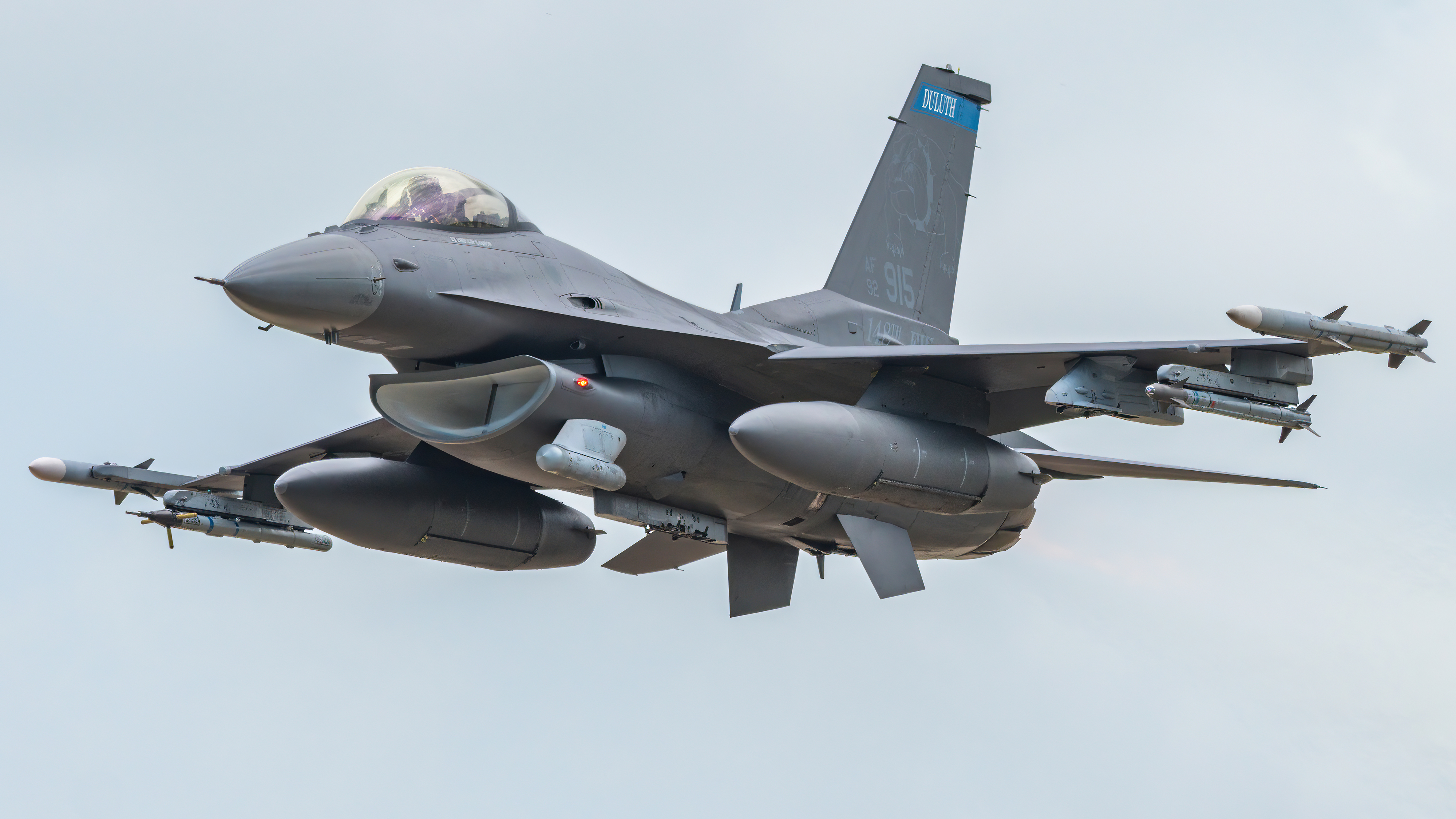 Full size: USAF - United States Air Force General Dynamics F-16 Fighting Falcon 92-3915 at Wittman Regional Airport