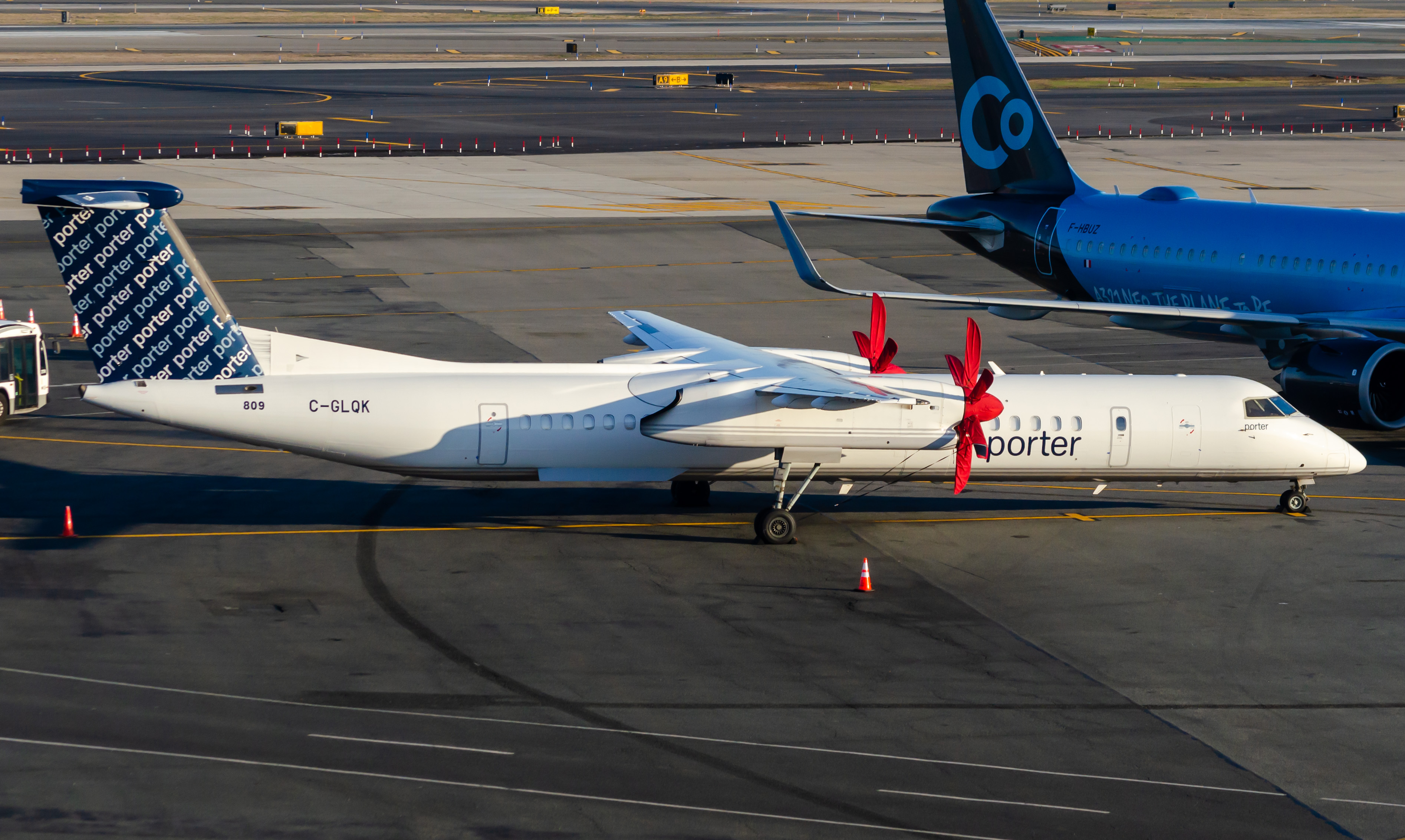 Full size: Porter Airlines De Havilland DHC-8 C-GLQK  at Newark Liberty International Airport