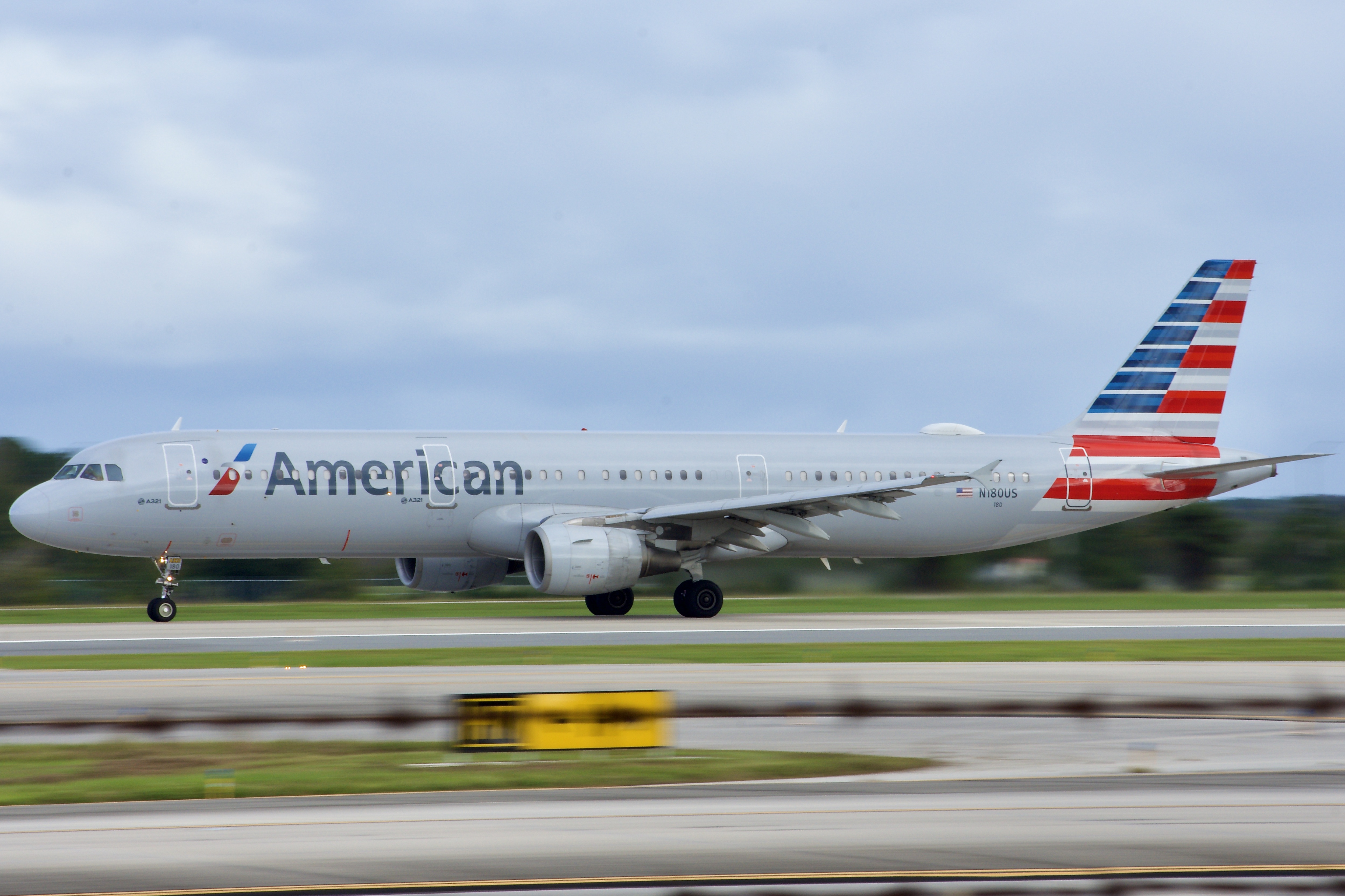 Full size: American Airlines Airbus A321-200 N180US at Orlando International Airport