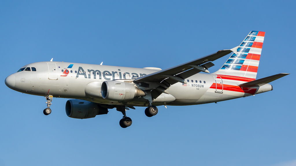 Full size: American Airlines Airbus A319 N708UW at Theodore Francis Green State Airport
