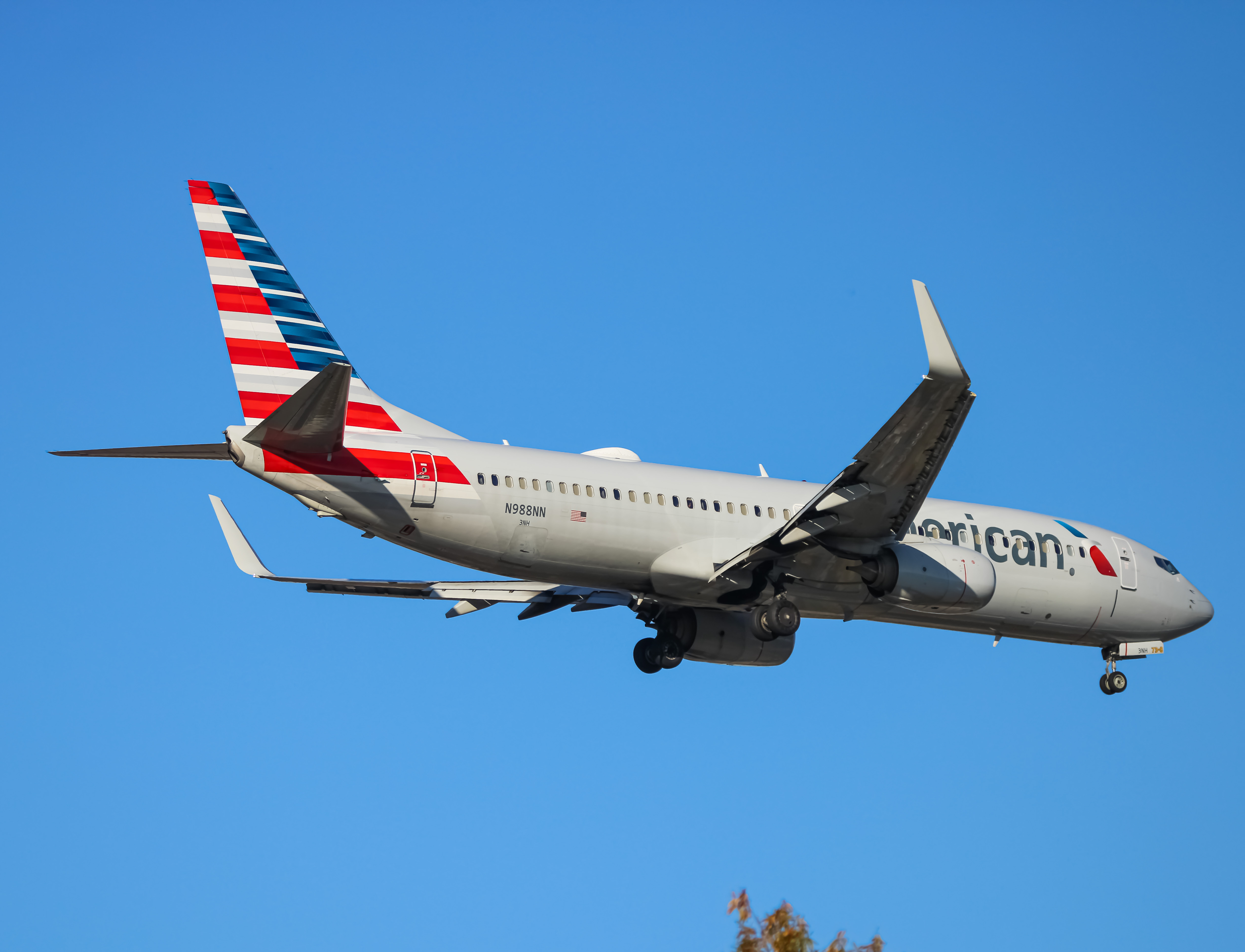 Full size: American Airlines Boeing 737-800 N988NN at Baltimore/Washington International Thurgood Marshall Airport