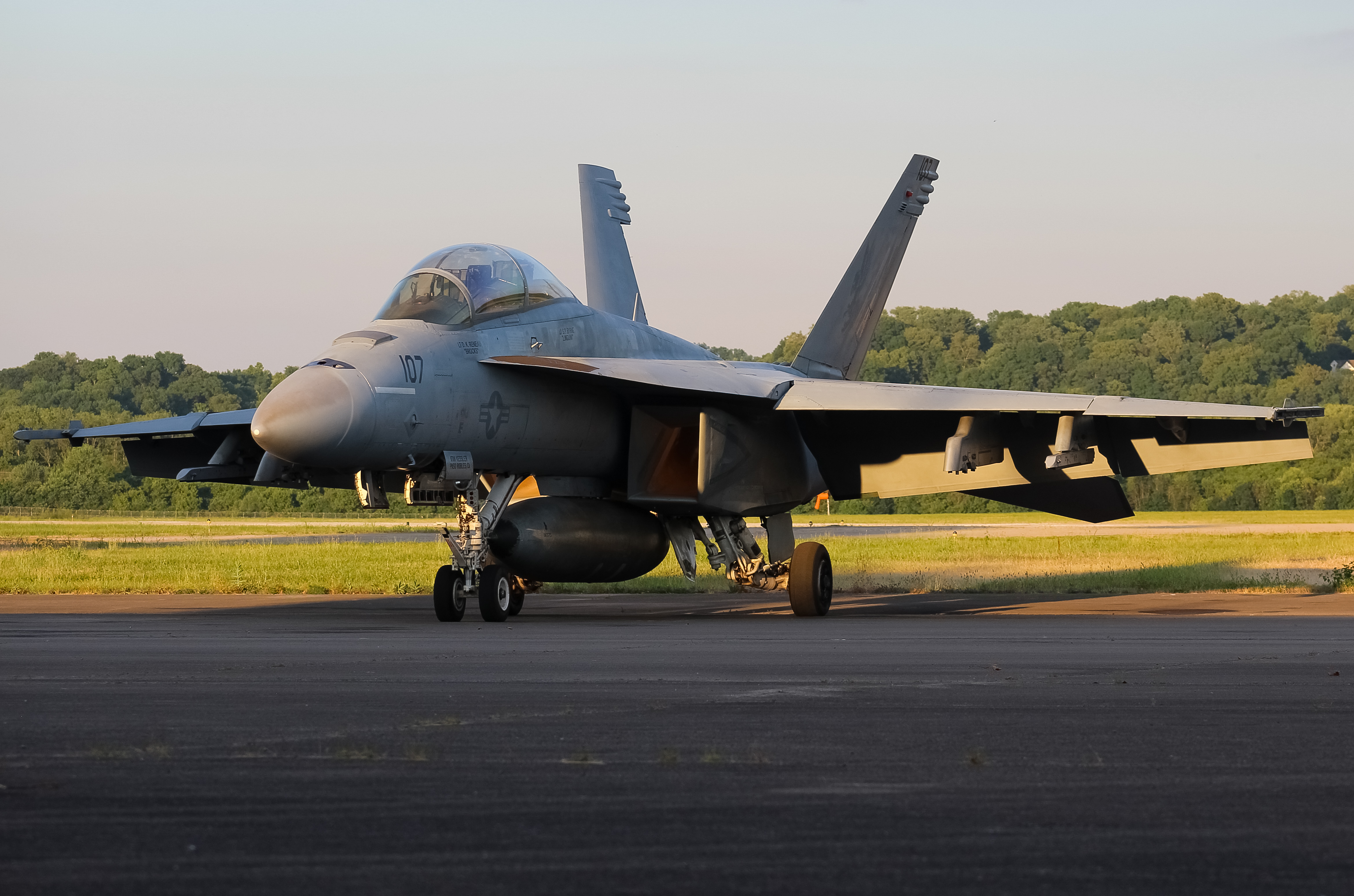Full size: USN - United States Navy Boeing F/A-18E/F Super Hornet 166676 at Cincinnati Municipal Airport/Lunken Field