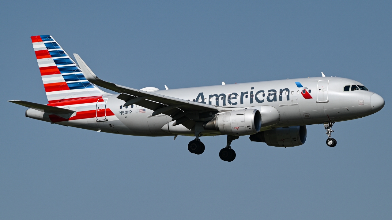 Full size: American Airlines Airbus A319 N9011P at Dallas-Fort Worth International Airport