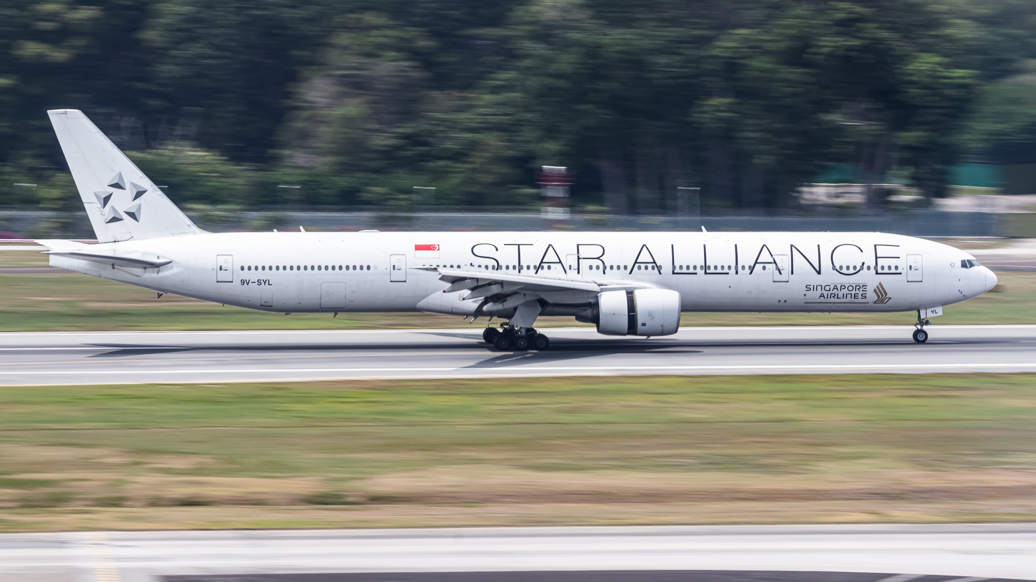 Full size: Singapore Airlines Boeing 777-300 9V-SYL at Singapore-Changi Airport