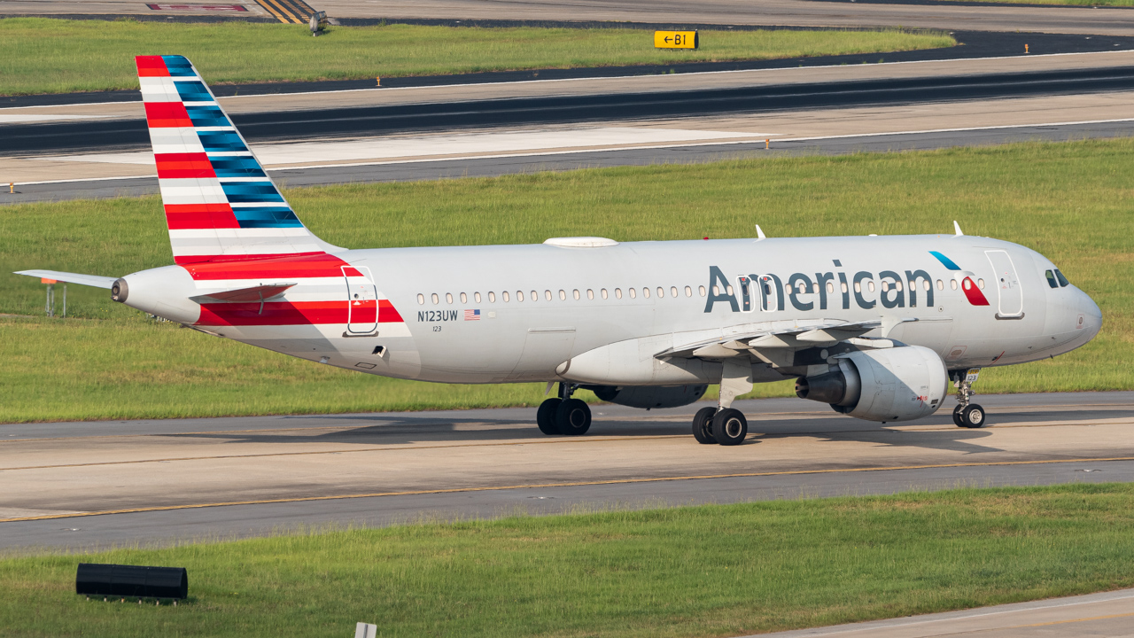 Full size: American Airlines Airbus A320 N123UW at Hartsfield-Jackson Atlanta International Airport