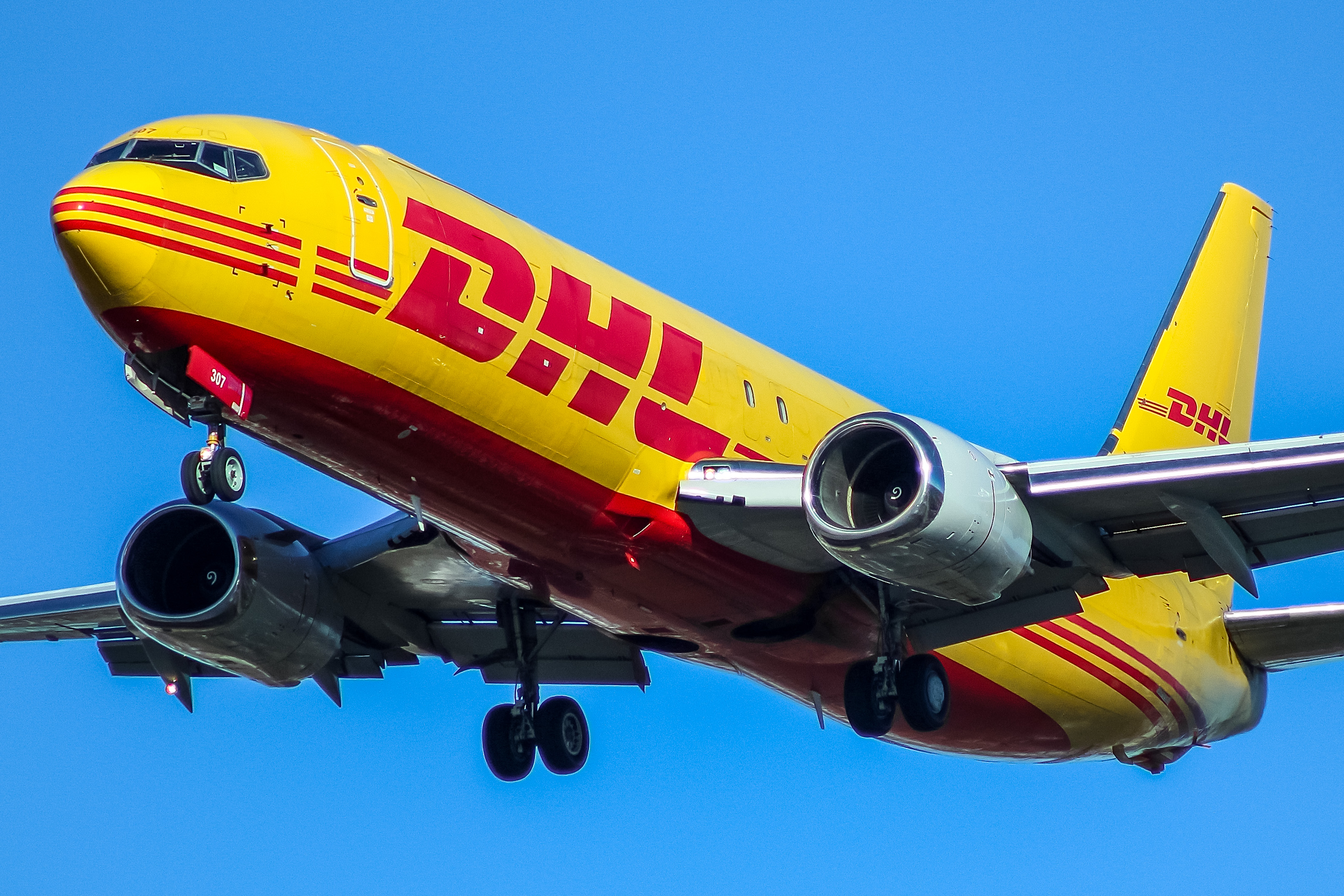 Full size: DHL Boeing 737-400 N307GT at General Mitchell International Airport