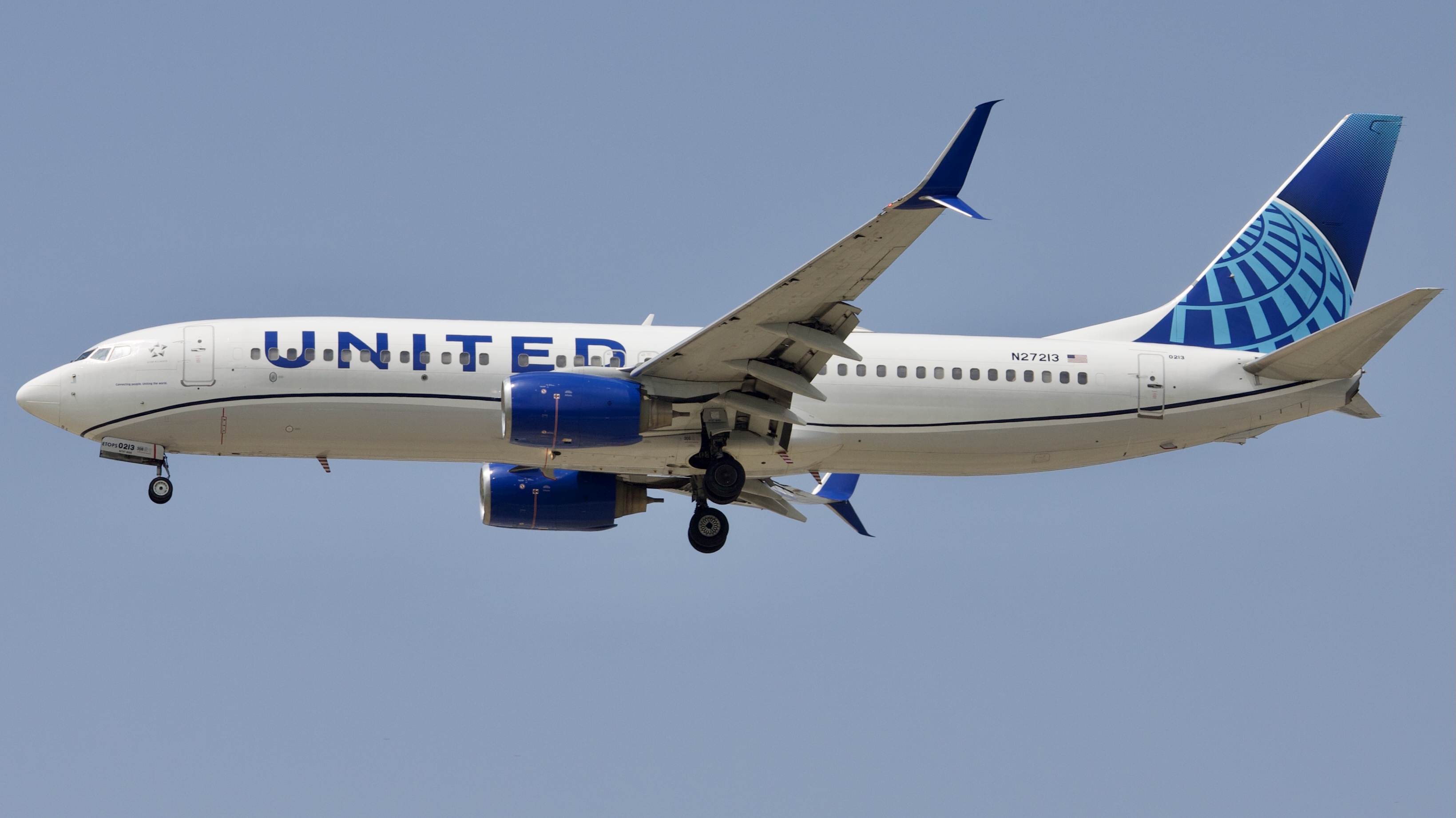Full size: United Airlines Boeing 737-800 N27213 at Houston-George Bush Intercontinental Airport