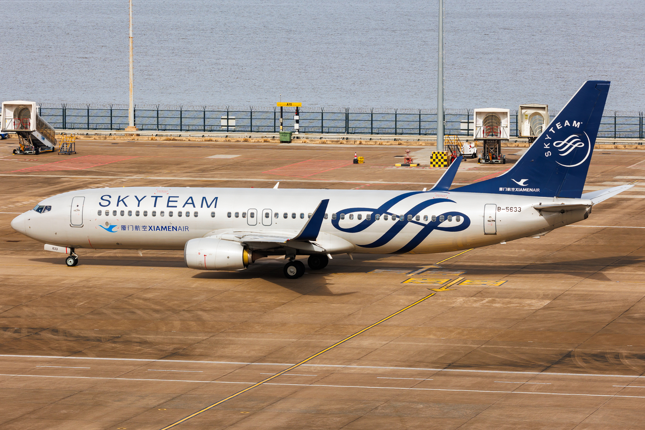 Full size: Xiamen Air Boeing 737-800 B-5633 at Macau International Airport