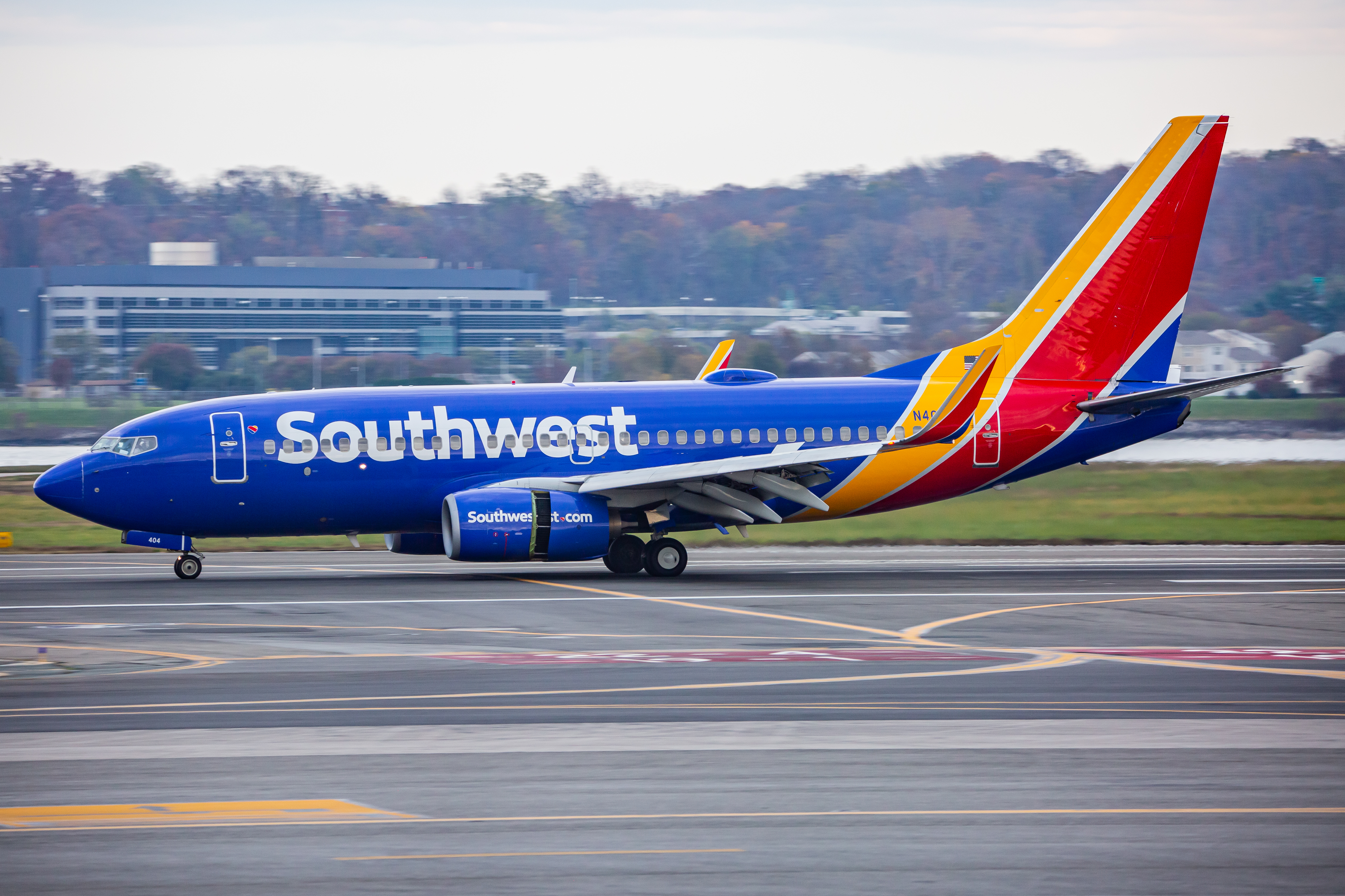 Full size: Southwest Airlines Boeing 737-700 N404WN at Ronald Reagan National Airport