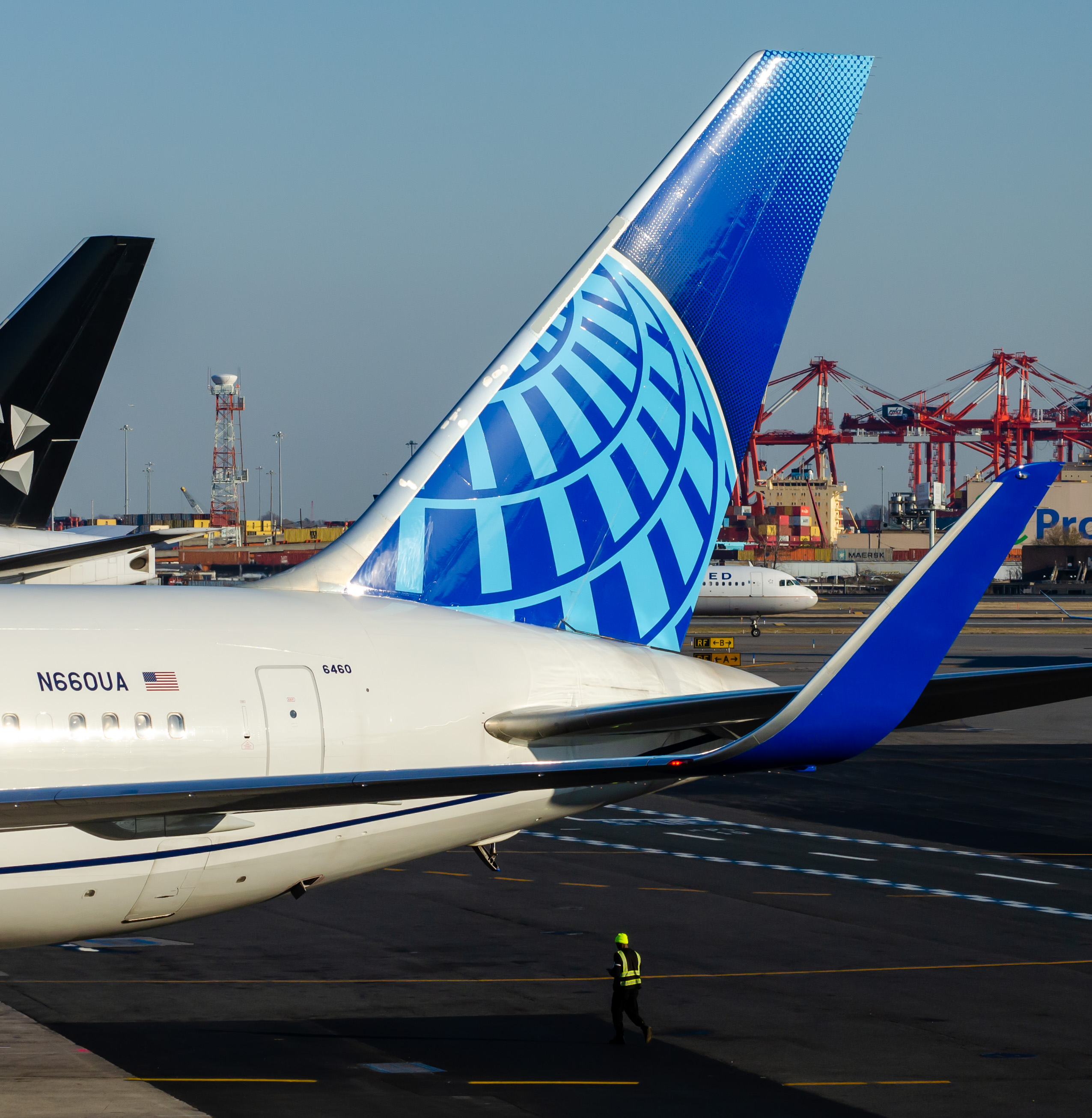 Full size: United Airlines Boeing 767-300ER N660UA at Newark Liberty International Airport