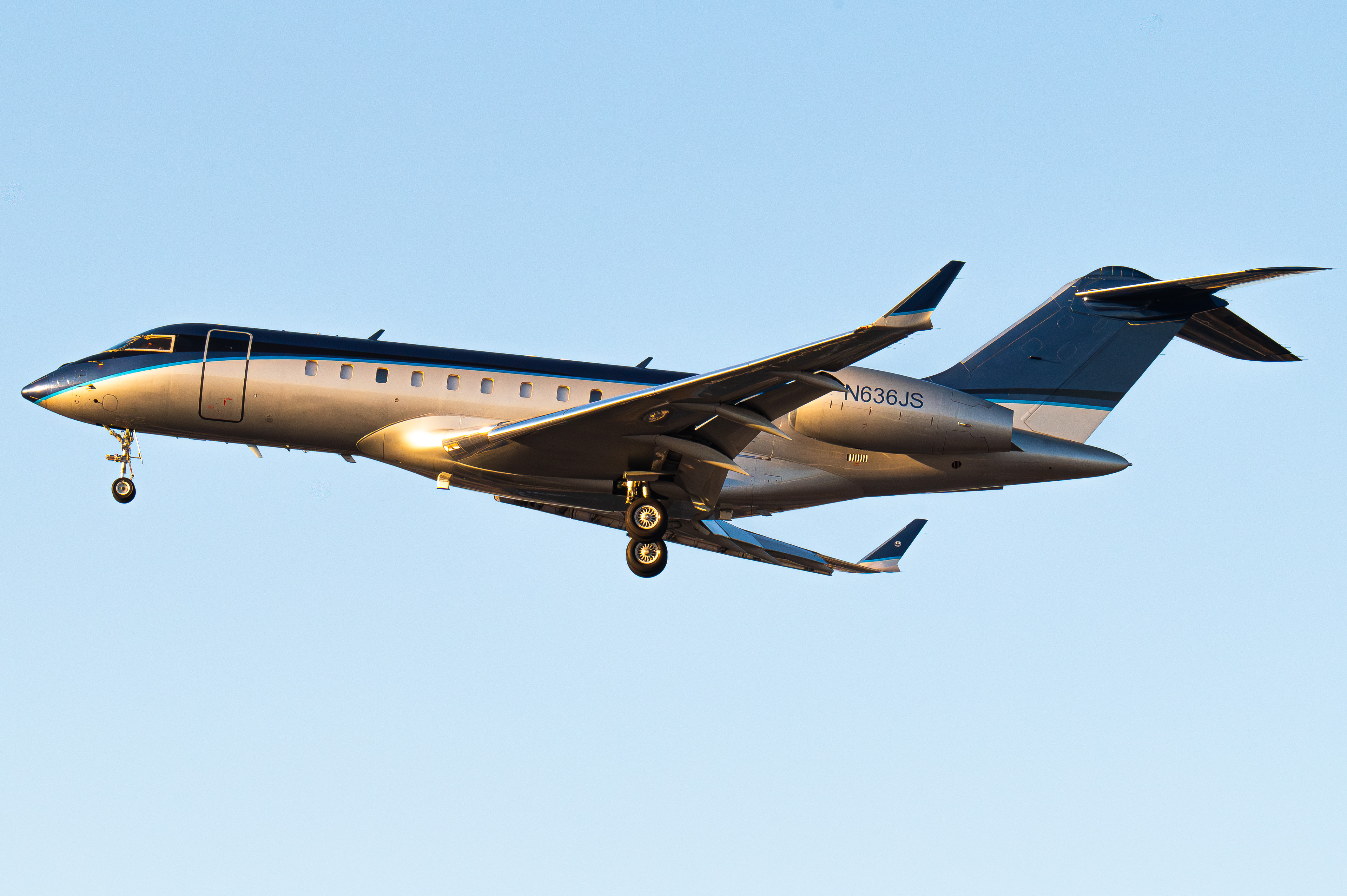 Full size: PRIVATE Bombardier Global 5000 N636JS at Los Angeles International Airport