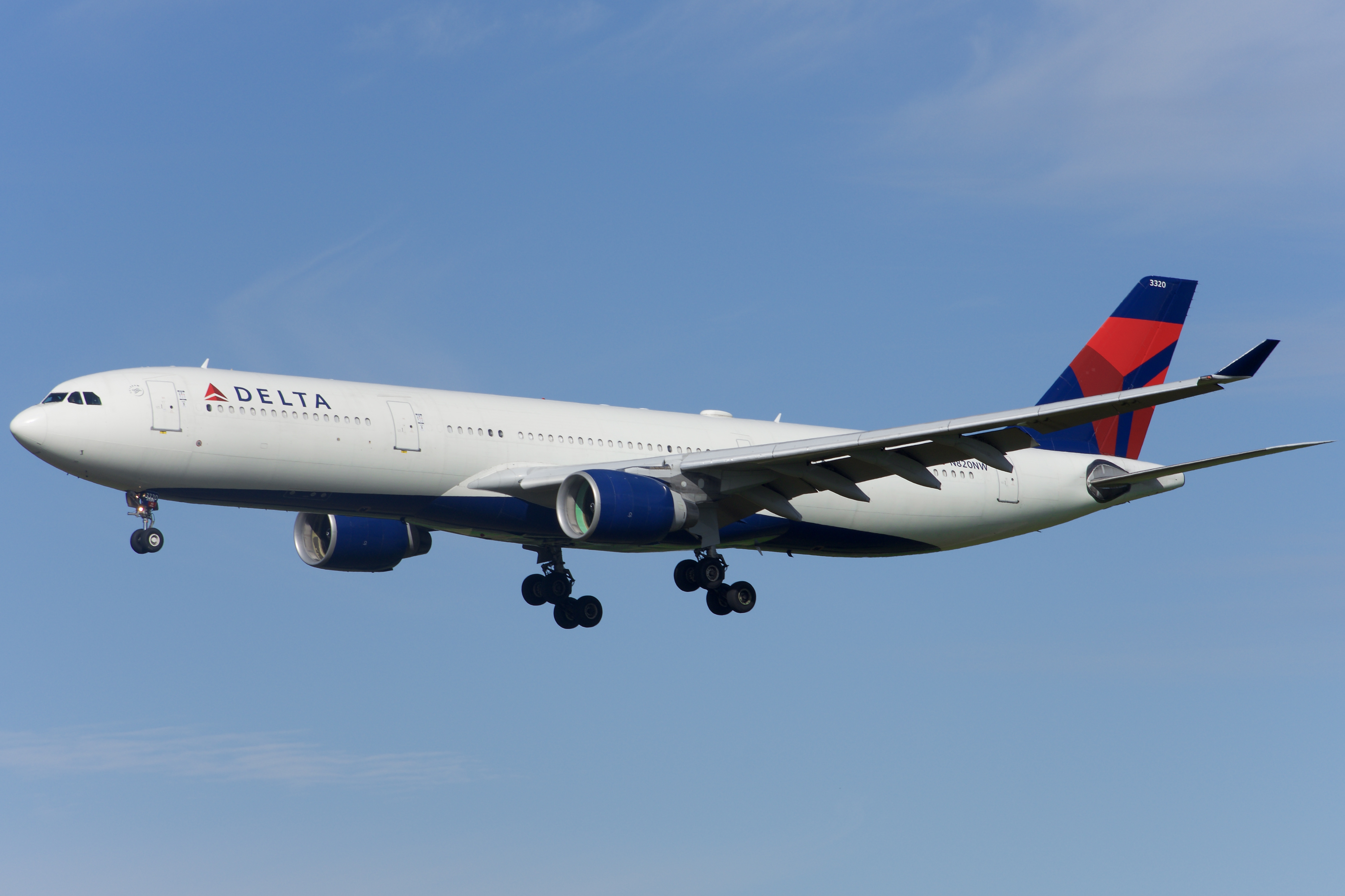 Full size: Delta Airlines Airbus A330-300 N820NW at Green Bay-Austin Straubel International Airport