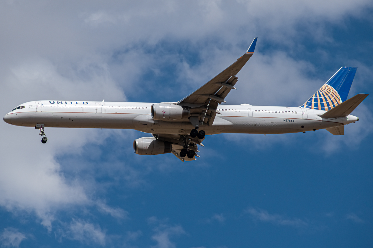 Full size: United Airlines Boeing 757-300 N57868 at Denver International Airport
