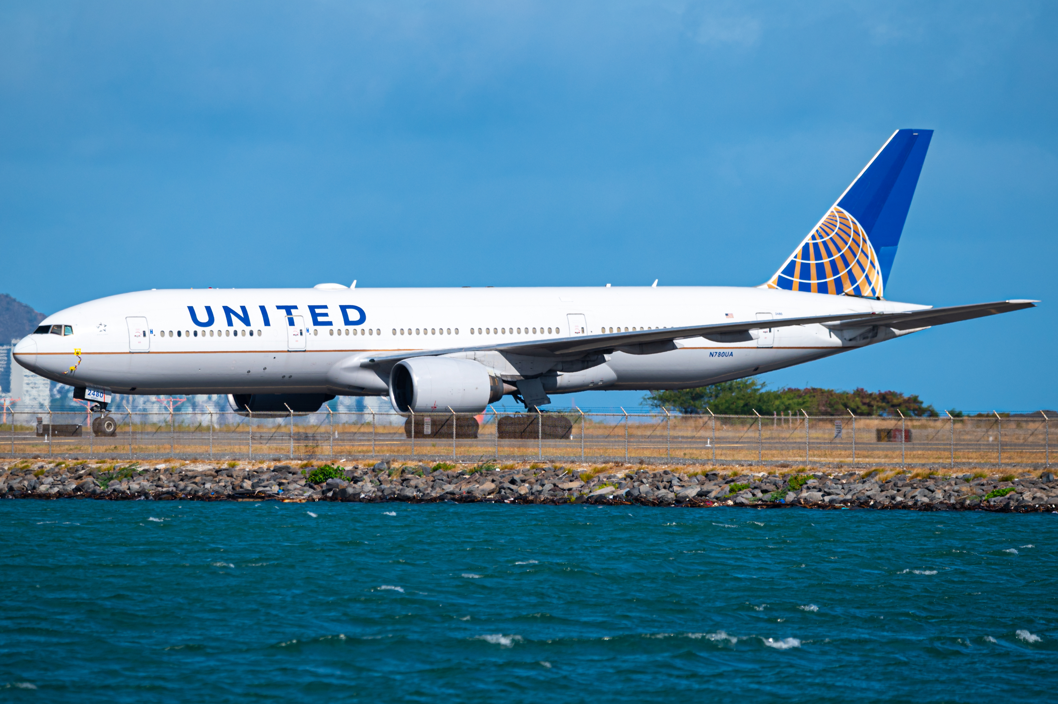 Full size: United Airlines Boeing 777-200 N780UA at Daniel K Inouye International Airport