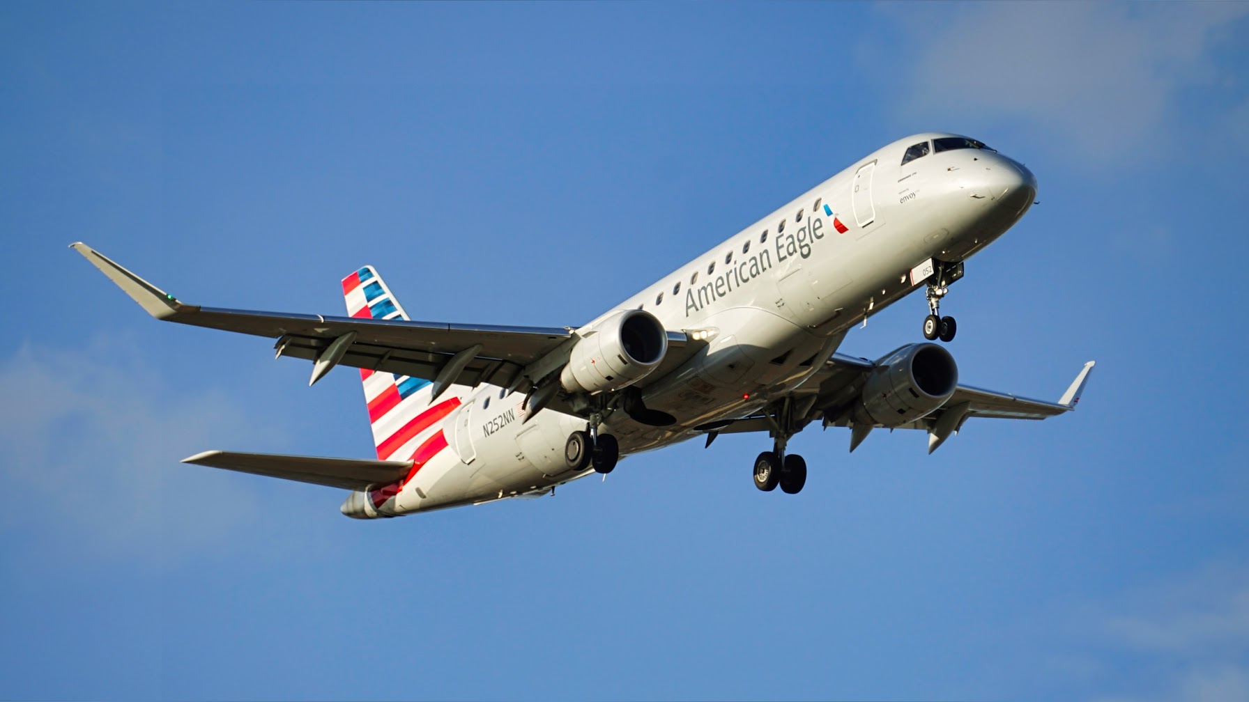 Full size: American Airlines Embraer E175 N252NN at Dallas-Fort Worth International Airport