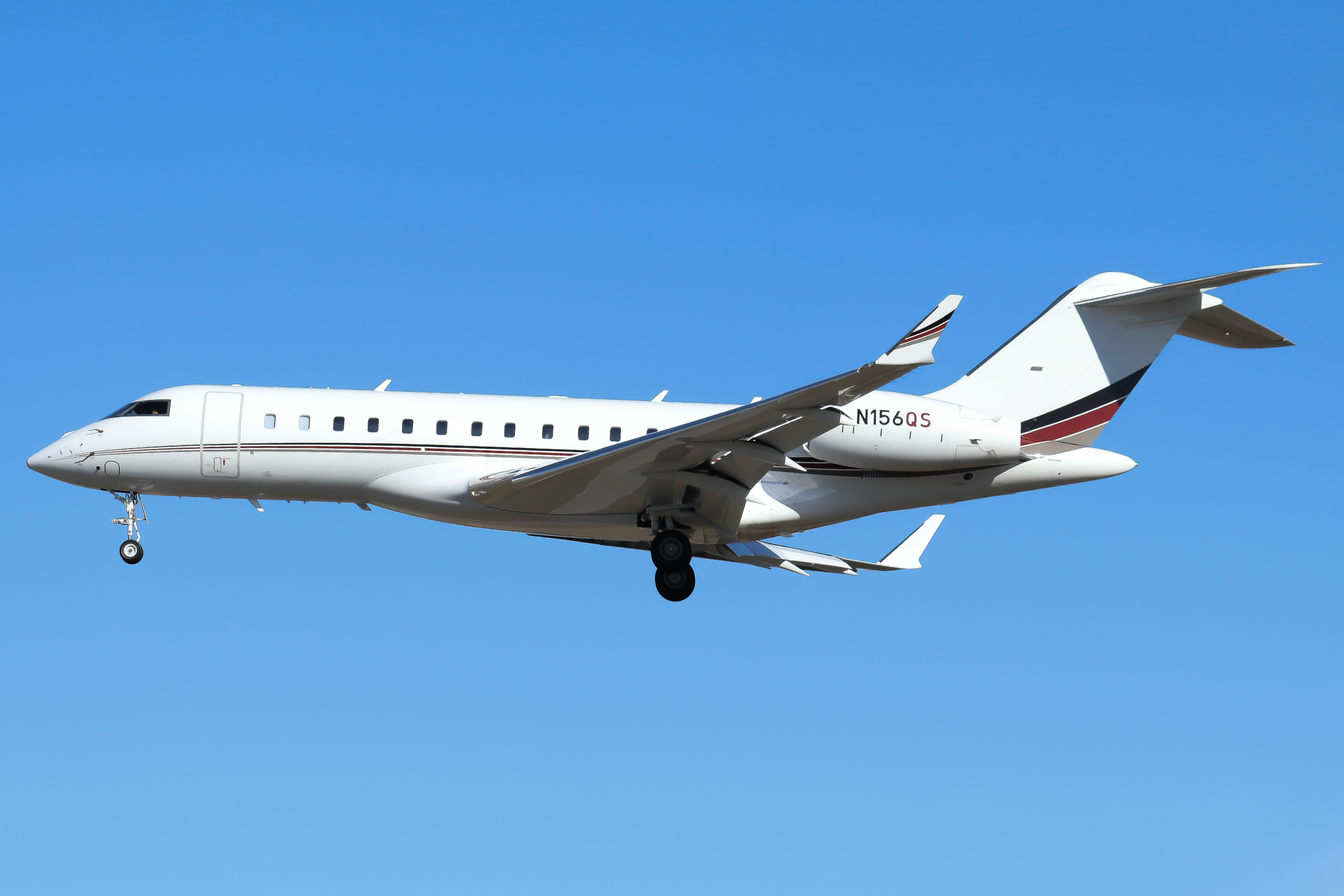 Full size: NetJets Bombardier Global 6000 N156QS at Baltimore/Washington International Thurgood Marshall Airport