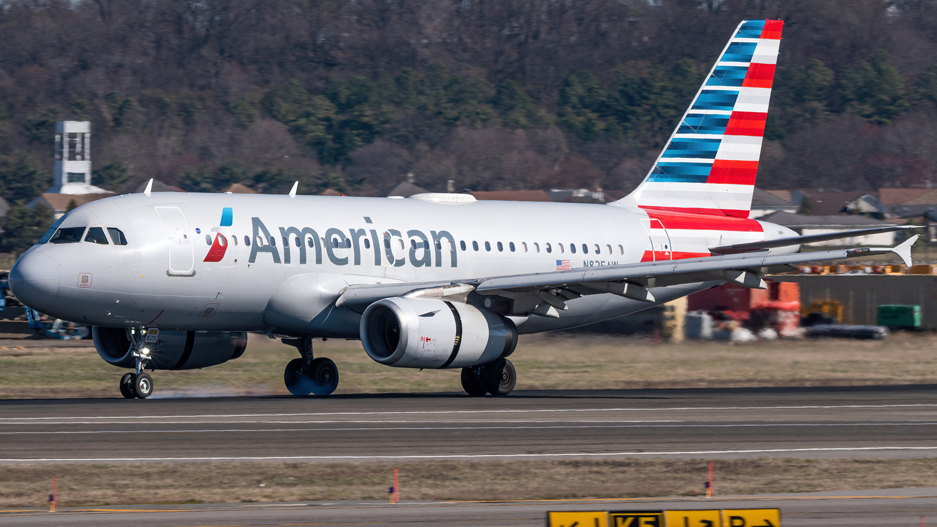Full size: American Airlines Airbus A319 N825AW at Ronald Reagan National Airport