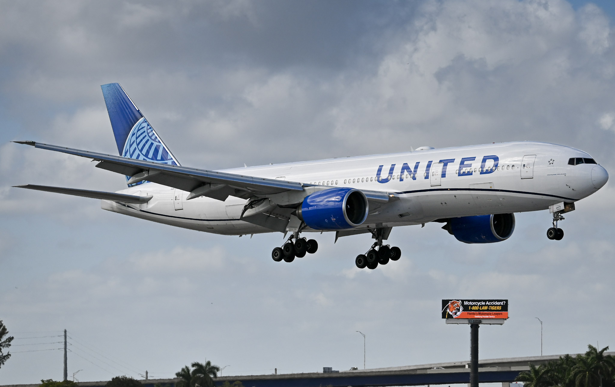 Full size: United Airlines Boeing 777-200ER N775UA at Fort Lauderdale/Hollywood International Airport