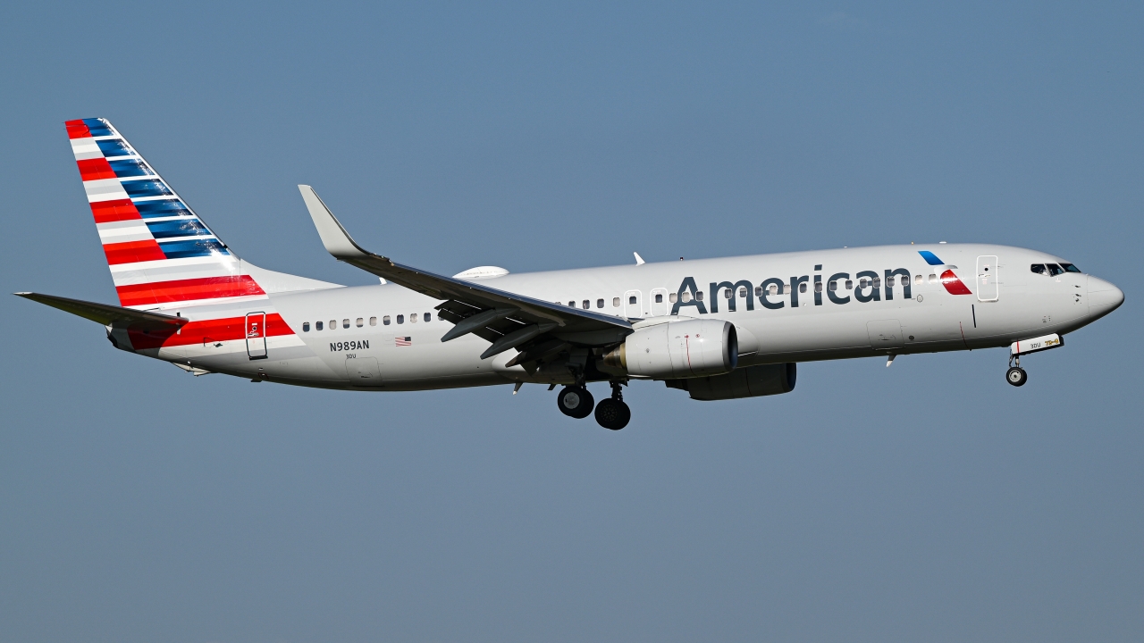 Full size: American Airlines Boeing 737-800 N989AN at Dallas-Fort Worth International Airport