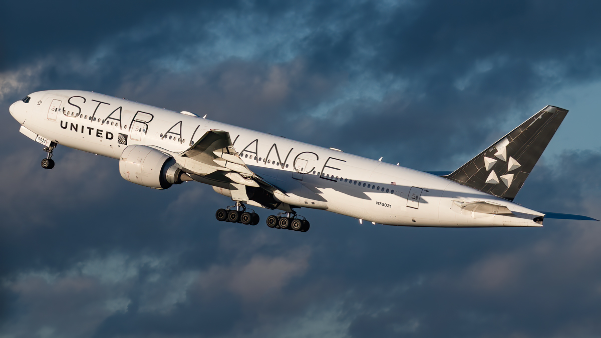 Full size: United Airlines Boeing 777-200ER N76021 at London Heathrow International Airport