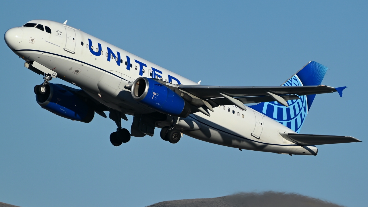 Full size: United Airlines Airbus A319 N837UA at Reno/Tahoe International Airport