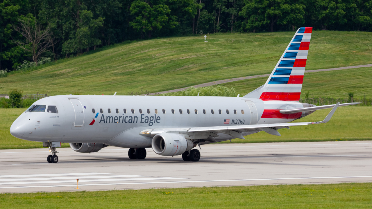 Full size: American Eagle Embraer E175 N127HQ at John Glenn Columbus International Airport
