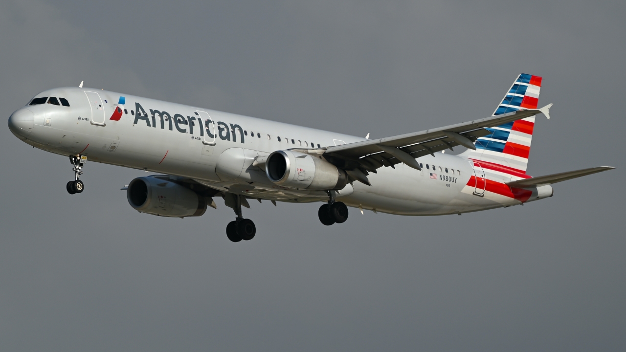 Full size: American Airlines Airbus A321-200 N980UY at Dallas-Fort Worth International Airport