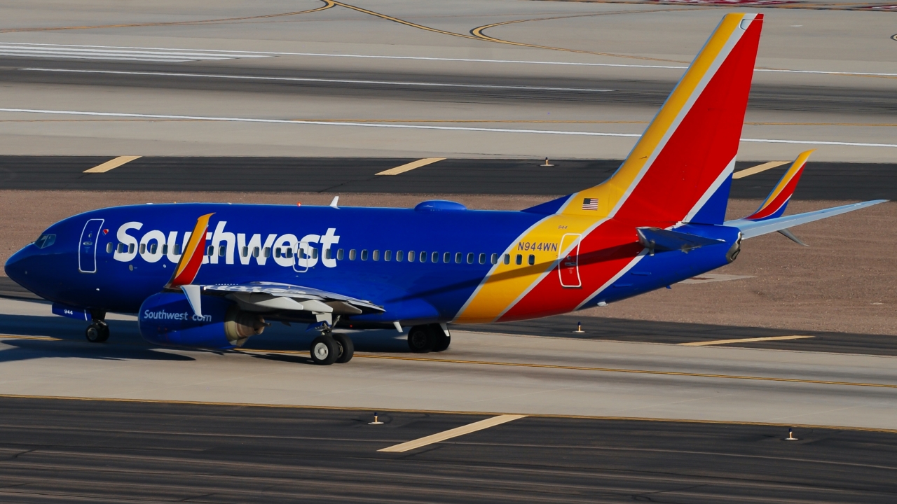Full size: Southwest Airlines Boeing 737-700 N944WN at Phoenix Sky Harbor International Airport