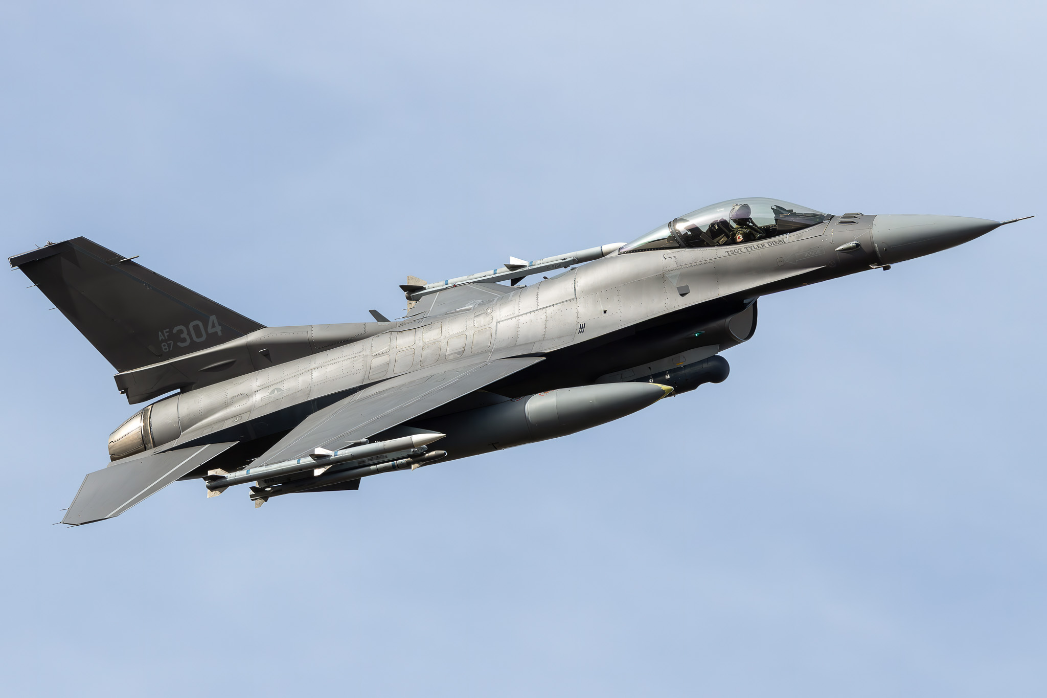 Full size: USAF - United States Air Force General Dynamics F-16 Fighting Falcon 87-0304 at Joint Base Andrews