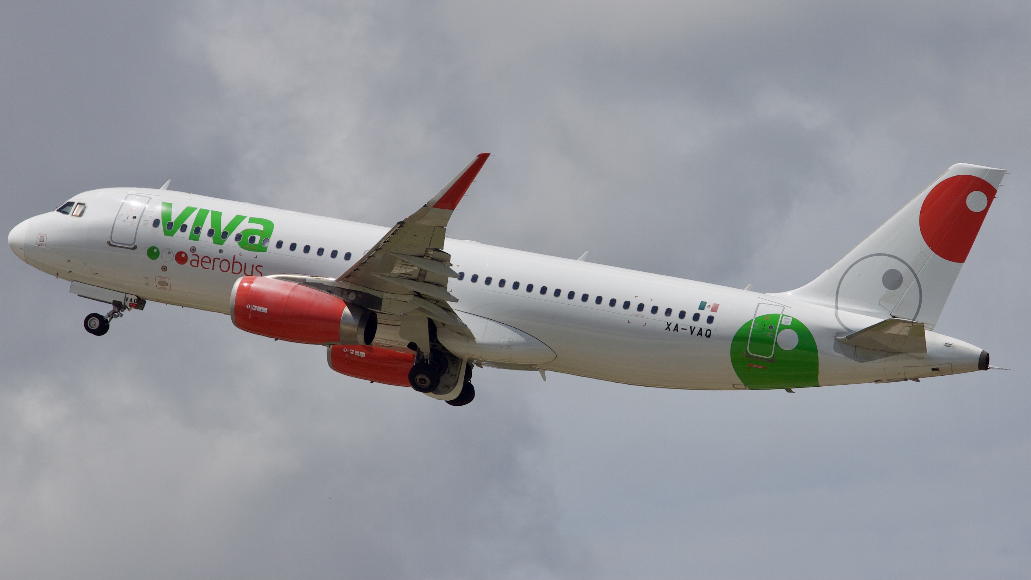 Full size: VivaAerobus Airbus A320 XA-VAQ at Houston-George Bush Intercontinental Airport