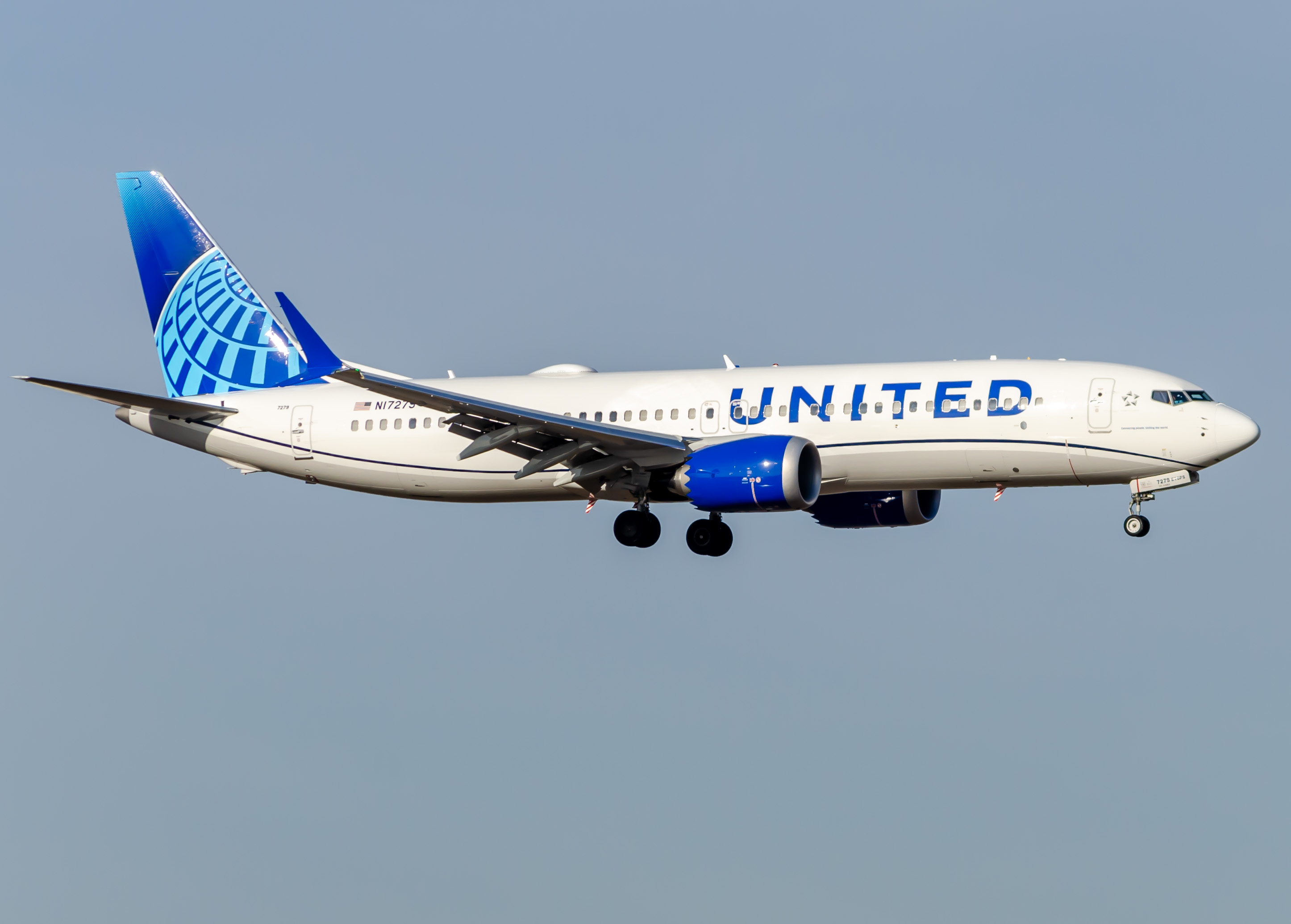 Full size: United Airlines Boeing 737 MAX 8 N17279 at Newark Liberty International Airport