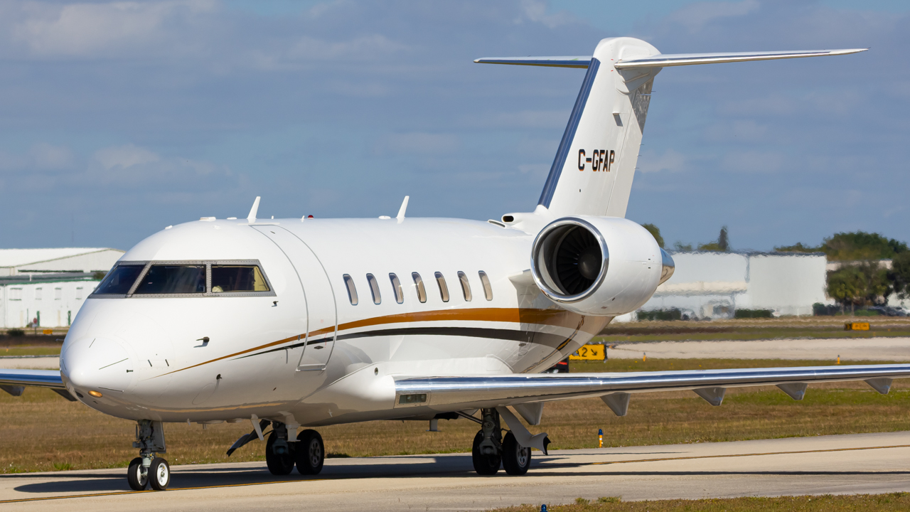 Full size: PRIVATE Bombardier Challenger 605 C-GFAP at Naples Municipal Airport
