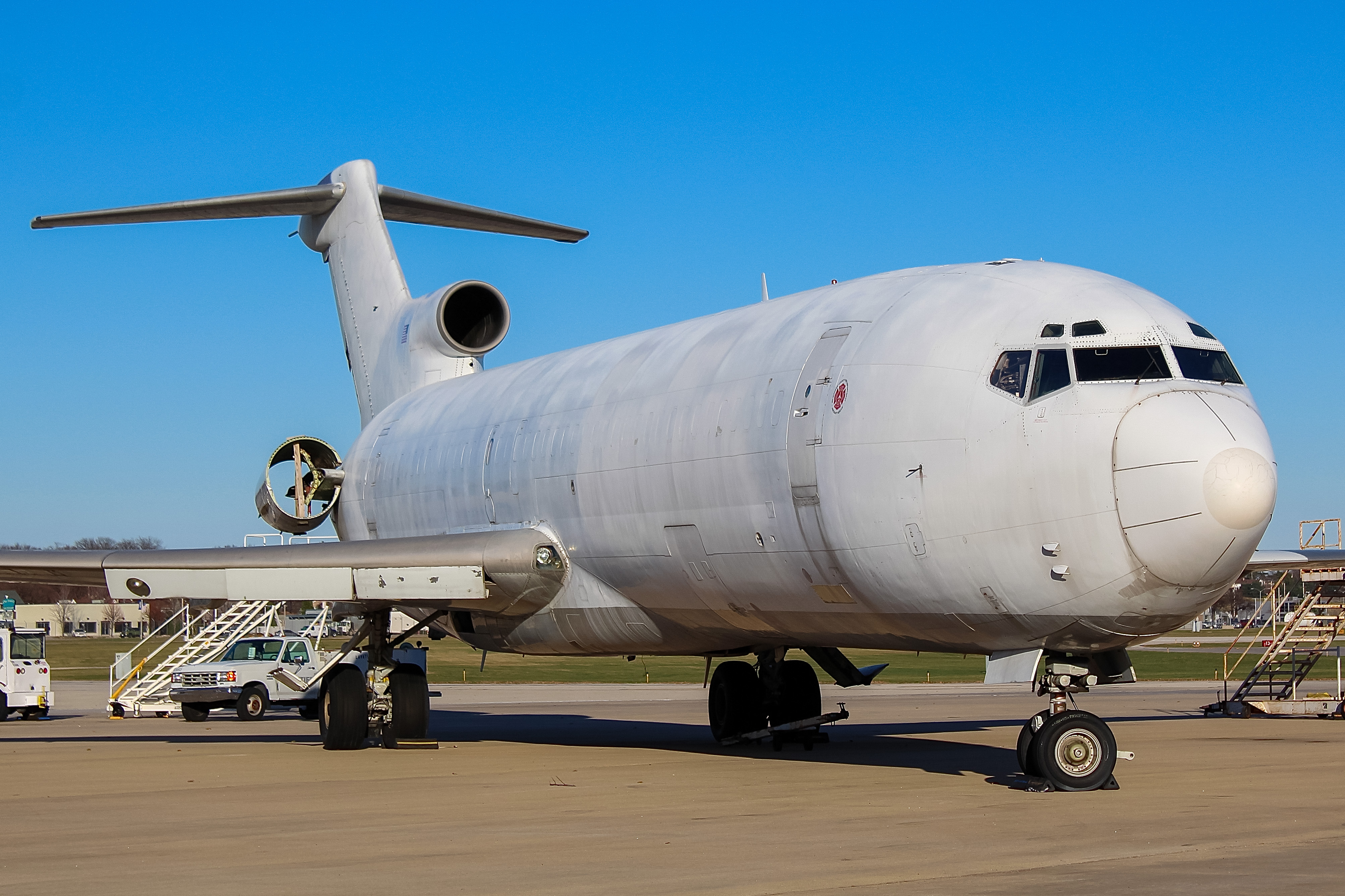 Full size: FedEx Boeing 727-200 N498FE at General Mitchell International Airport