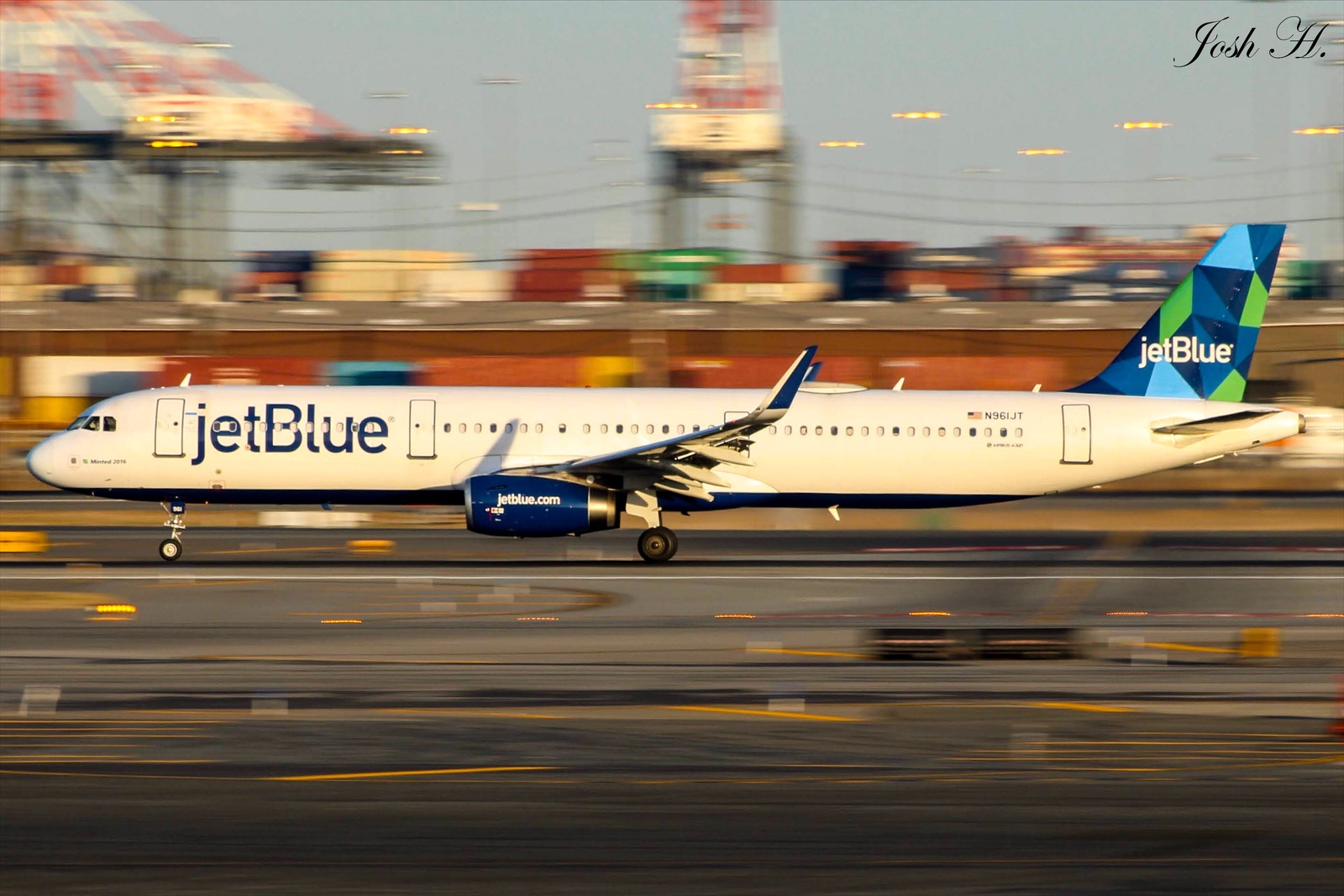 Full size: JetBlue Airways Airbus A321-200 N961JT at Newark Liberty International Airport