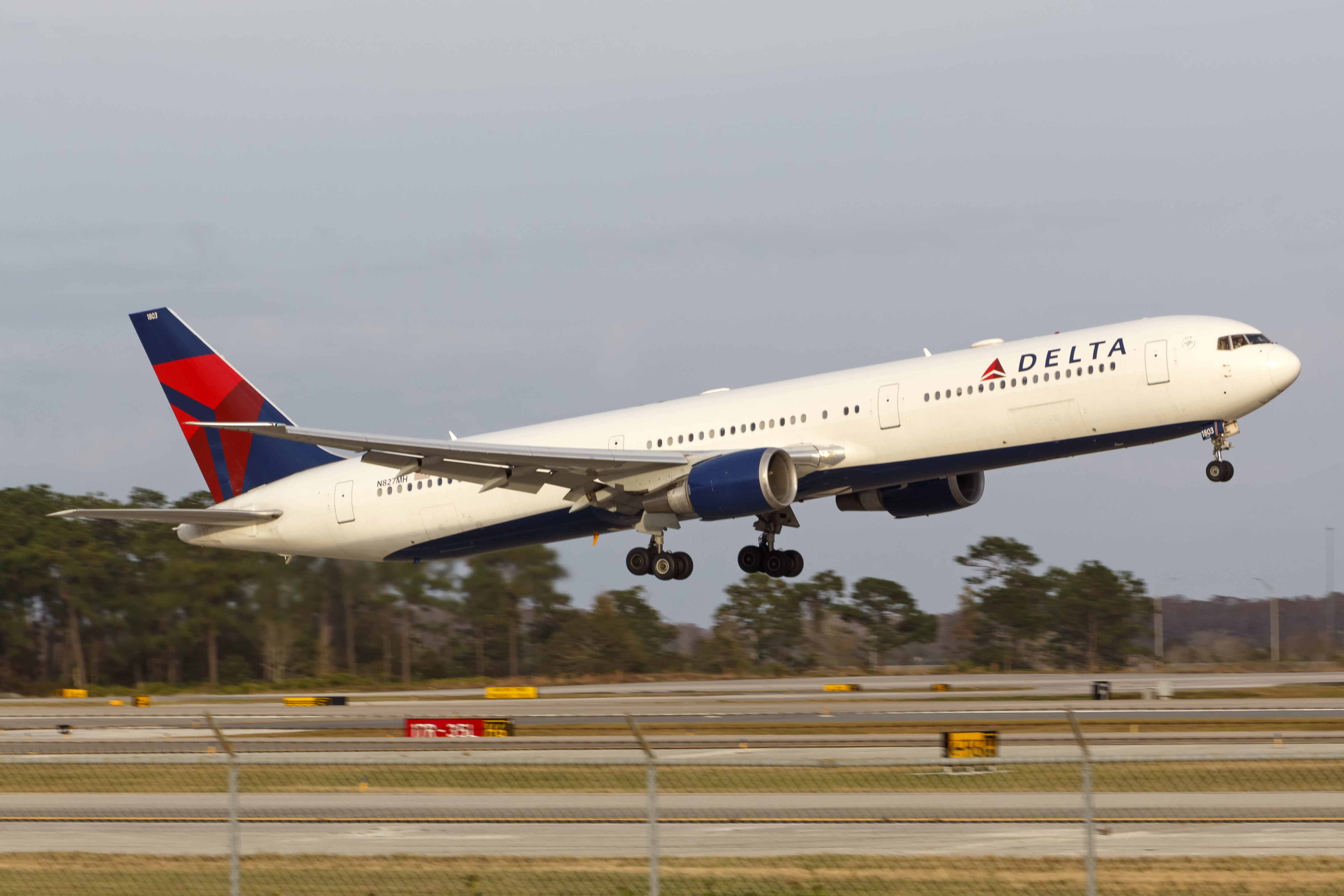 Full size: Delta Airlines Boeing 767-400ER N827MH at Orlando International Airport