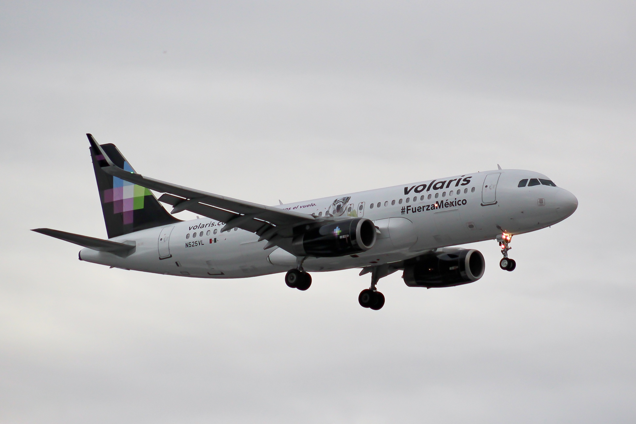 Full size: Volaris Airbus A320 N525VL at Seattle-Tacoma International Airport