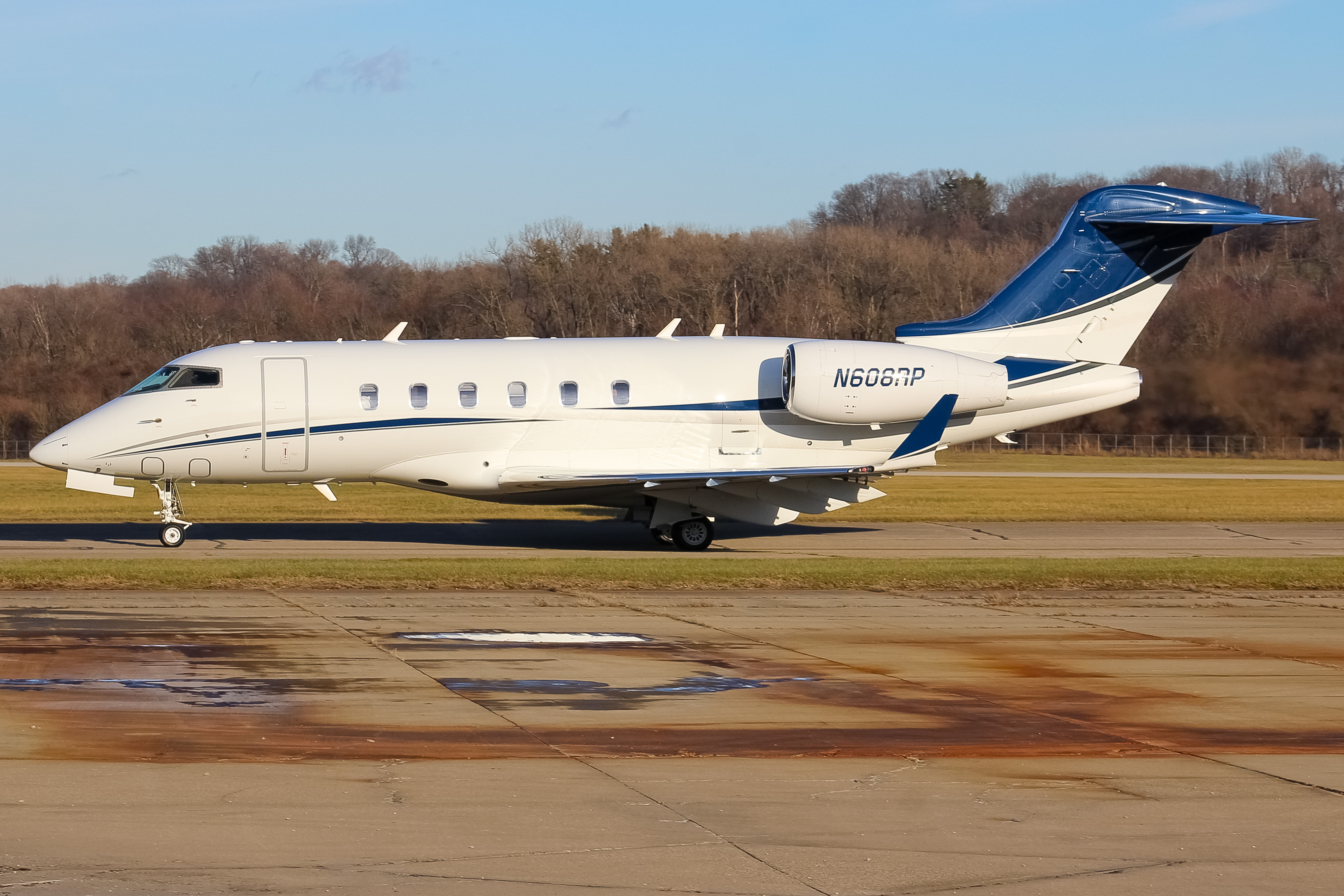 Full size: PRIVATE  Bombardier Challenger 350  N608RP at Cincinnati Municipal Airport/Lunken Field
