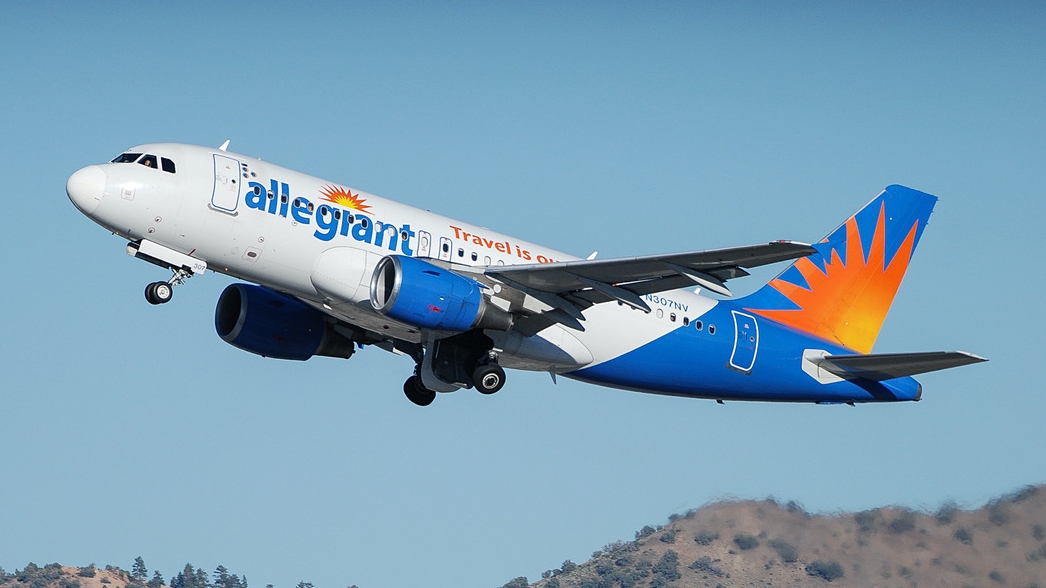 Full size: Allegiant Air Airbus A319 N307NV at 